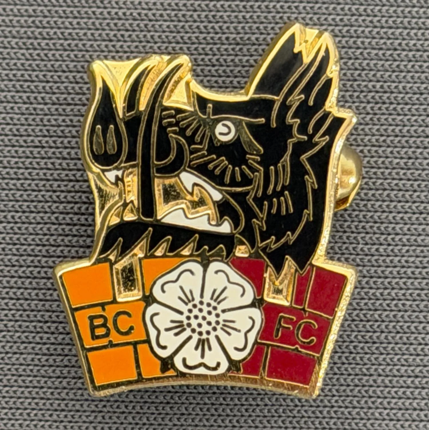 Reference Number: BCBOH083
Size: H 19.6 x W 16.4 mm
Pin Type: Brooch Pin
Plating: Gold
Value: £6
Manufacturer: Unknown
Comments:  Boar's Head Yorkshire Rose Amber & Claret