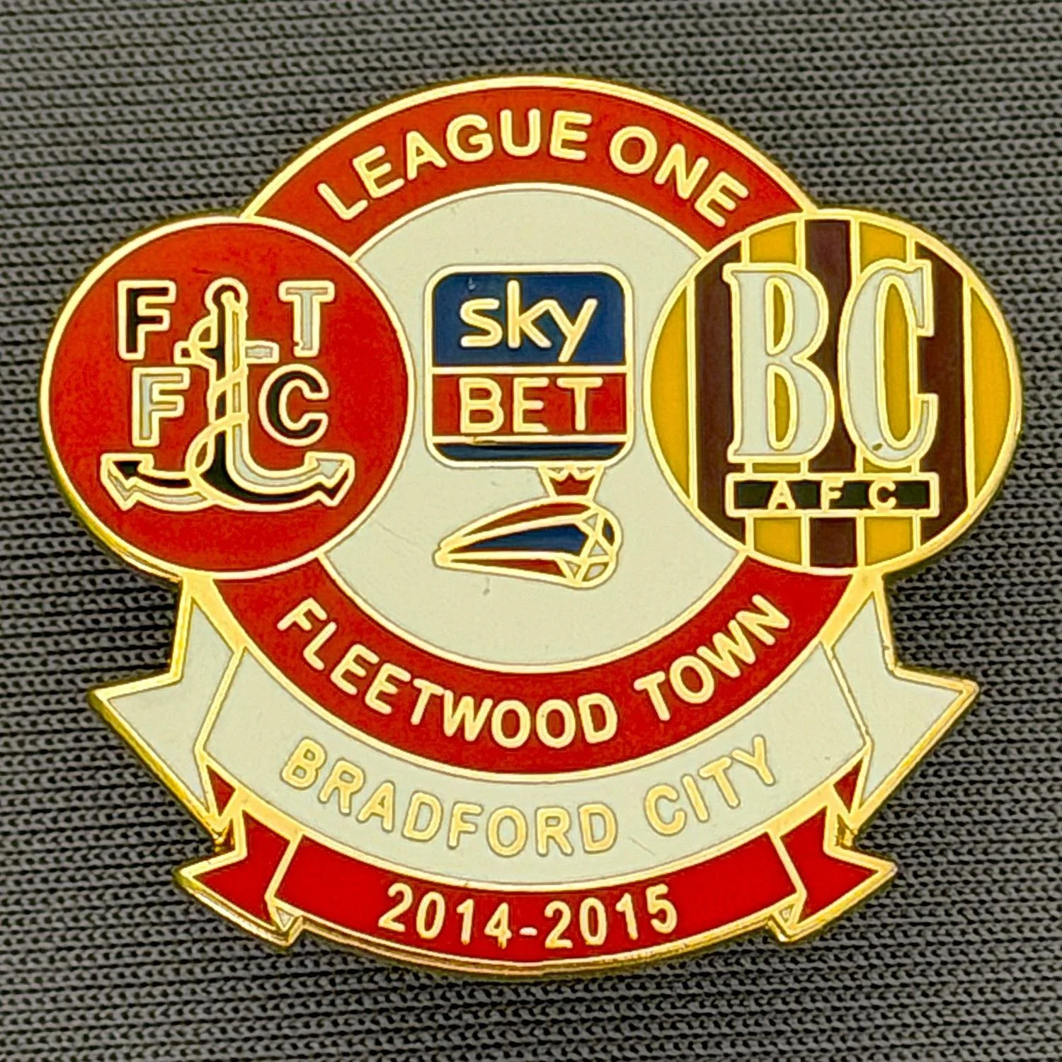 Reference Number: BCOFIX136
Size: H 25.9 mm x W 27.8 mm
Pin Type: Double Rubber Clutch
Plating: Gold
Value: £5
Manufacturer: Unknown
Comments: Fleetwood Town v Bradford City  League One 2014/15, Red & White Version 
