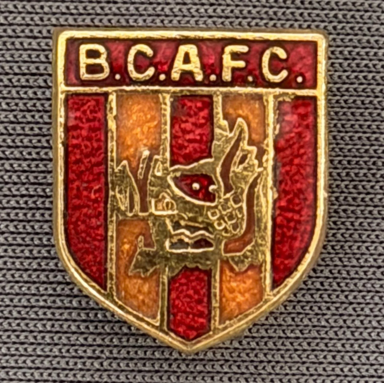 Reference Number: BCBOH019
Size: H 15.8 mm x W 13.2 mm
Pin Type: Brooch Pin
Plating: Gold
Value: £15
Manufacturer: Not Known
Comments: Boar's Head Shield Claret & Amber Claret Top