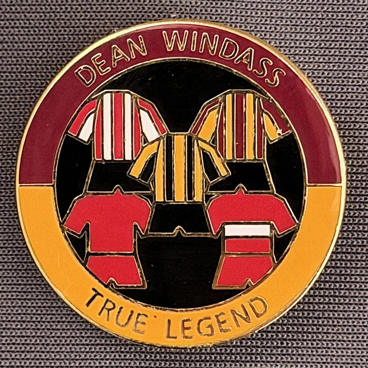 Reference Number: BCUN022
Size: D 26 mm
Pin Type: Brooch Pin
Plating: Gold
Value: £6
Manufacturer: Unknown
Comments: Dean Windass True Legend, Limited Edition 25, Claret & Amber, Gold Version