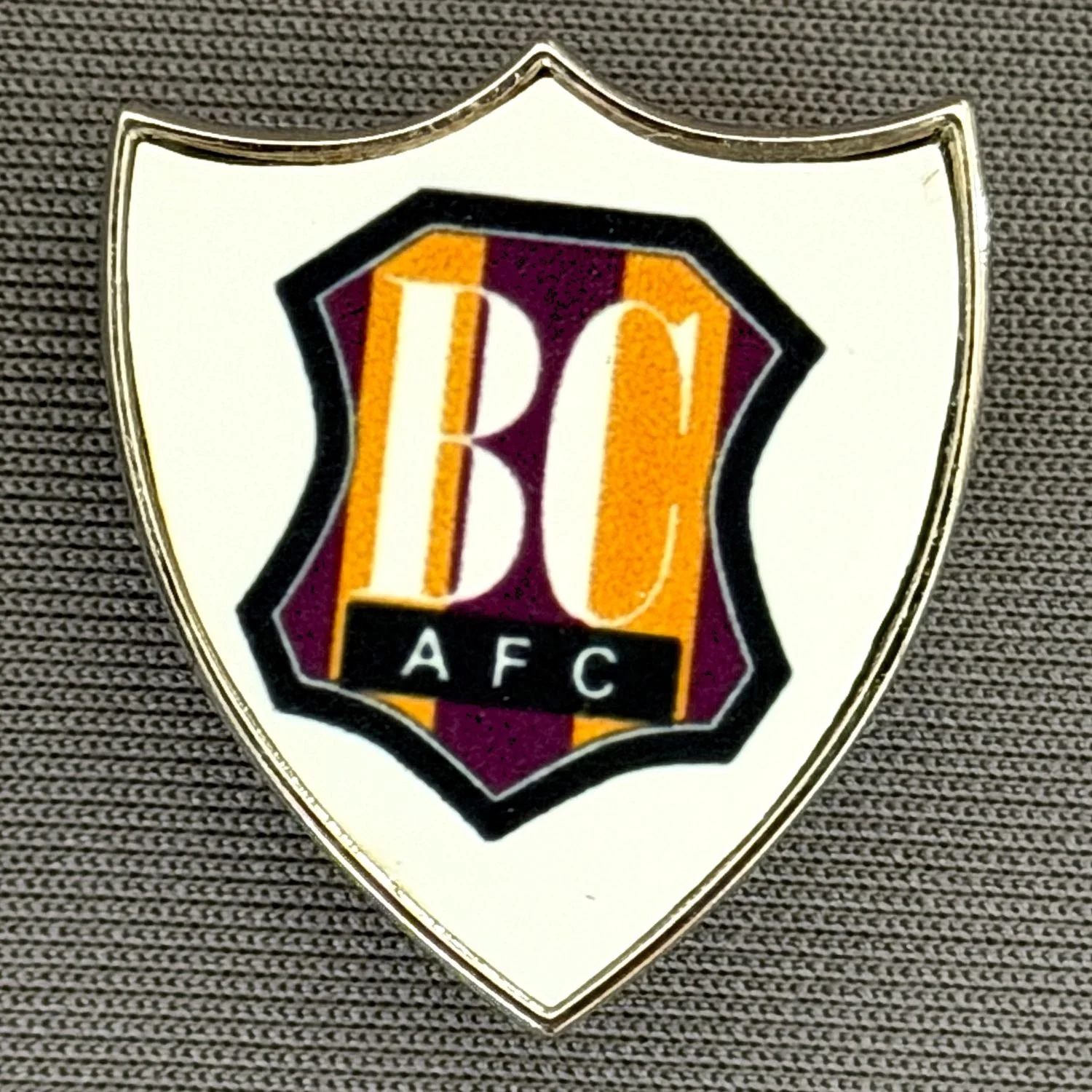 Reference Number: BCC&L169
Size: H 25.1 mm x 22.2 mm
Pin Type: Metal Clutch
Plating: Silver
Value: £6
Manufacturer: ArtGraph
Comments: City Crest Shield