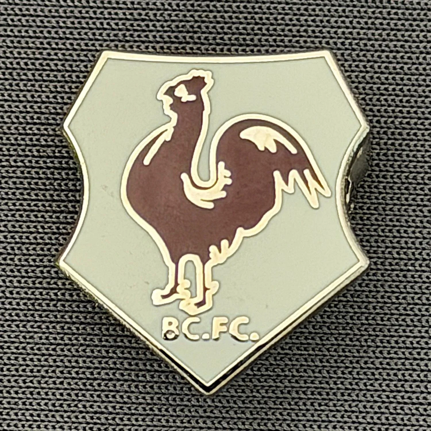 Reference Number: BCBAN059
Size: H 18.6 mm x W 16.6 mm
Pin Type: Brooch Pin
Plating: Silver
Value: £6
Manufacturer: Unknown
Comments: White & Claret, Bantam Crest Shield 