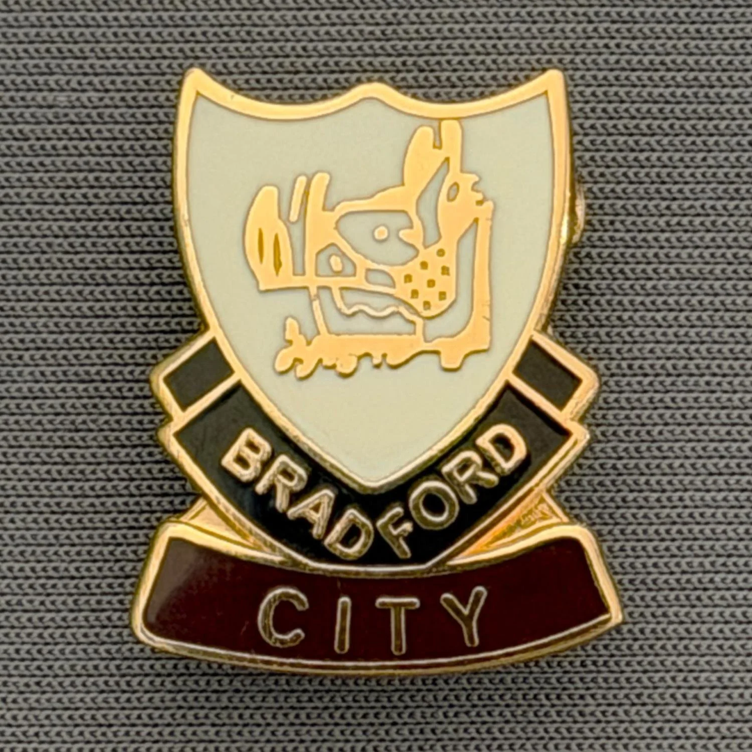 Reference Number: BCBOH066
Size: H 22 x W 18.1 mm
Pin Type: Brooch Pin
Plating: Gold
Value: £6
Manufacturer: Unknown
Comments: White, Black & Claret Boar's Head Shield