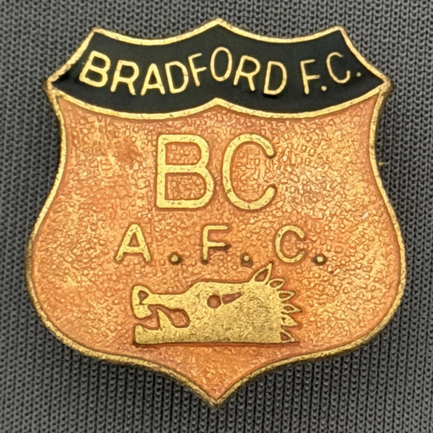 Reference Number: BCBOH001
Size: H 25.4 mm x W 24.2 mm
Pin Type: Brooch Pin
Plating: Old Gold
Value: £30
Manufacturer: Not Known
Comments: 