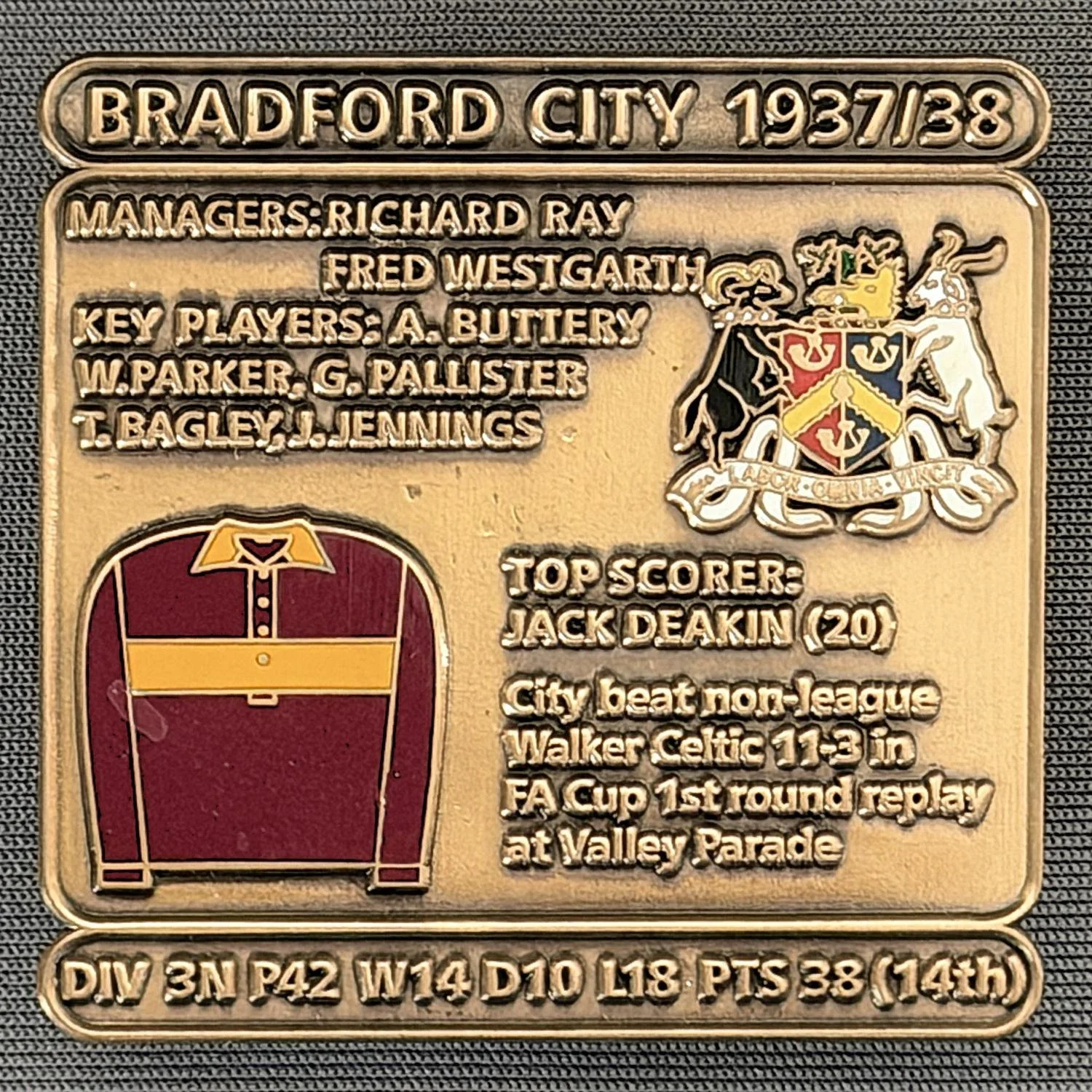 Reference Number: BCDEC064
Size: H 41.1 mm x W 42 mm
Pin Type: Double Metal Clutch
Plating: Antique Gold
Value: £8
Manufacturer: Historic Sports Badges Ltd
Comments: 1937/38 Season