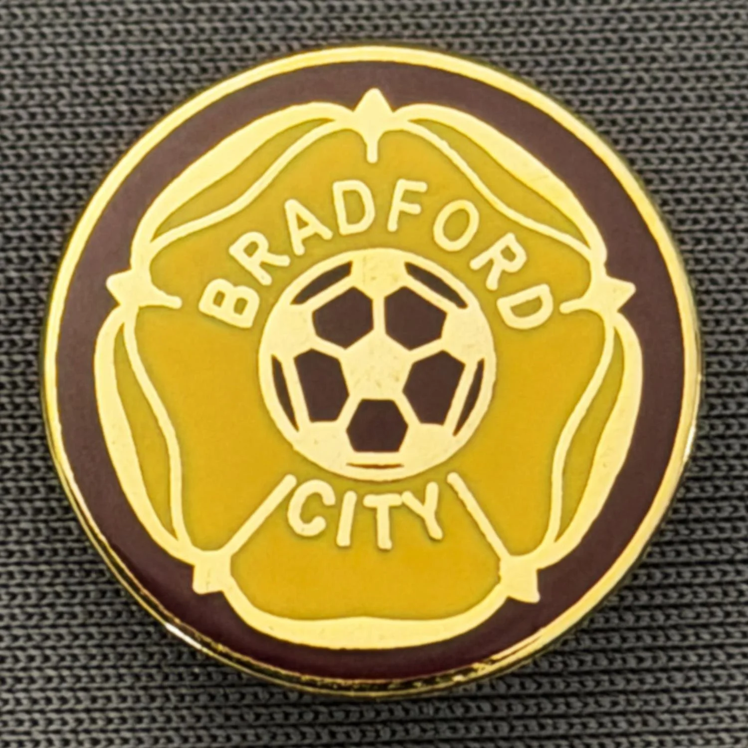 Reference Number: BCYR012
Size: D 18.2 mm
Pin Type: Brooch Pin
Plating: Gold
Value: £8
Manufacturer: Andy Stokes
Comments: Claret & Amber Yorkshire Rose 
