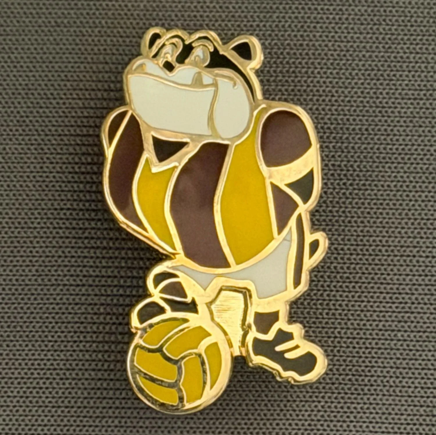 Reference Number: BCCTN048
Size: H 21.8 mm x W 12 mm
Pin Type: Brooch Pin
Plating: Gold
Value: £6
Manufacturer: Unknown
Comments: British Bulldog Bradford City Kit