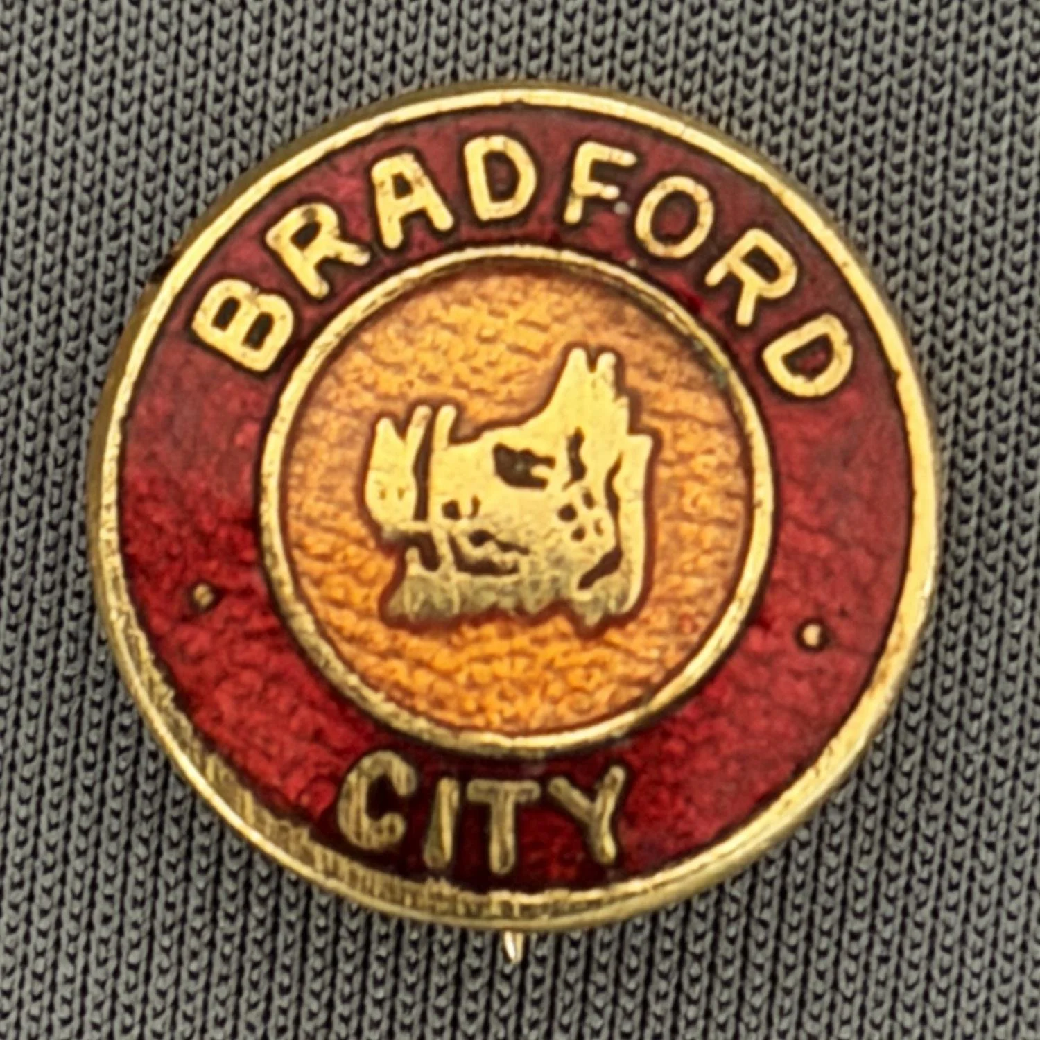 Reference Number: BCBOH014
Size: D 16.4 mm
Pin Type: Brooch Pin
Plating: Gold
Value: £10
Manufacturer: Not Known
Comments: Boars Head, Small Head Version, Different Inner Enamel