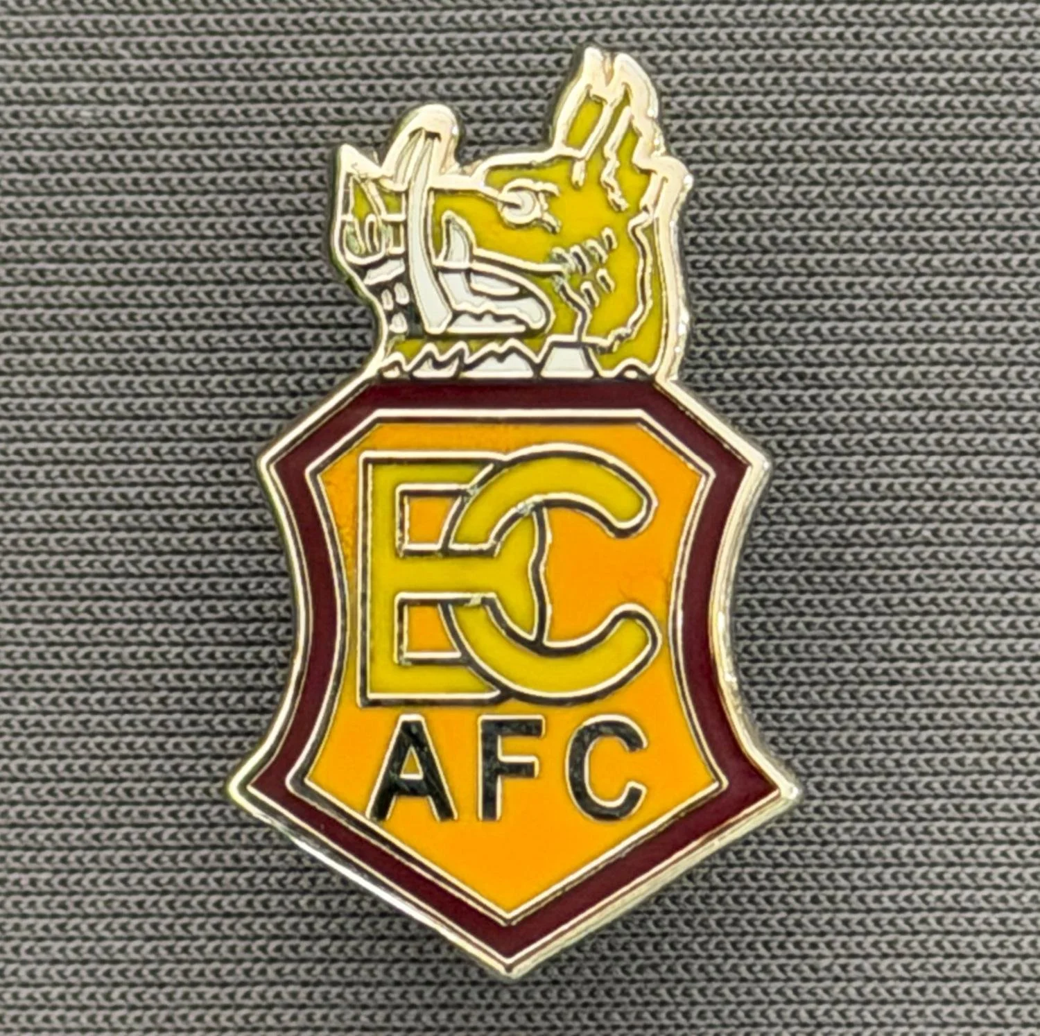 Reference Number: BCBOH075
Size: H 24.1 mm x W 14.9 mm
Pin Type: Brooch Pin
Plating: Silver
Value: £6
Manufacturer: Unknown
Comments: Amber & Claret Boar's Head Shield