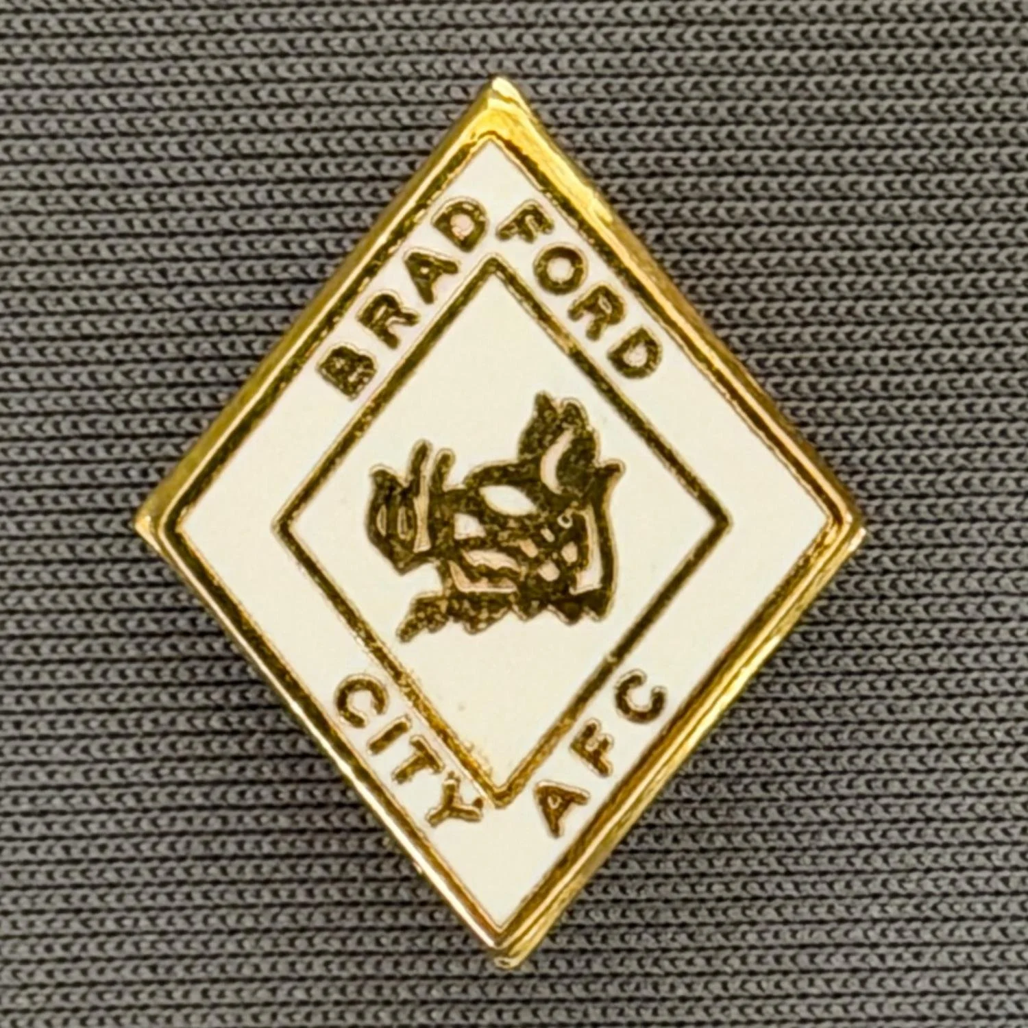 Reference Number: BCBOH023
Size: H 20.7 mm x W 17 mm
Pin Type: Brooch Pin
Plating: Gold
Value: £8
Manufacturer: Not Known
Comments: Boar's Head Diamond White