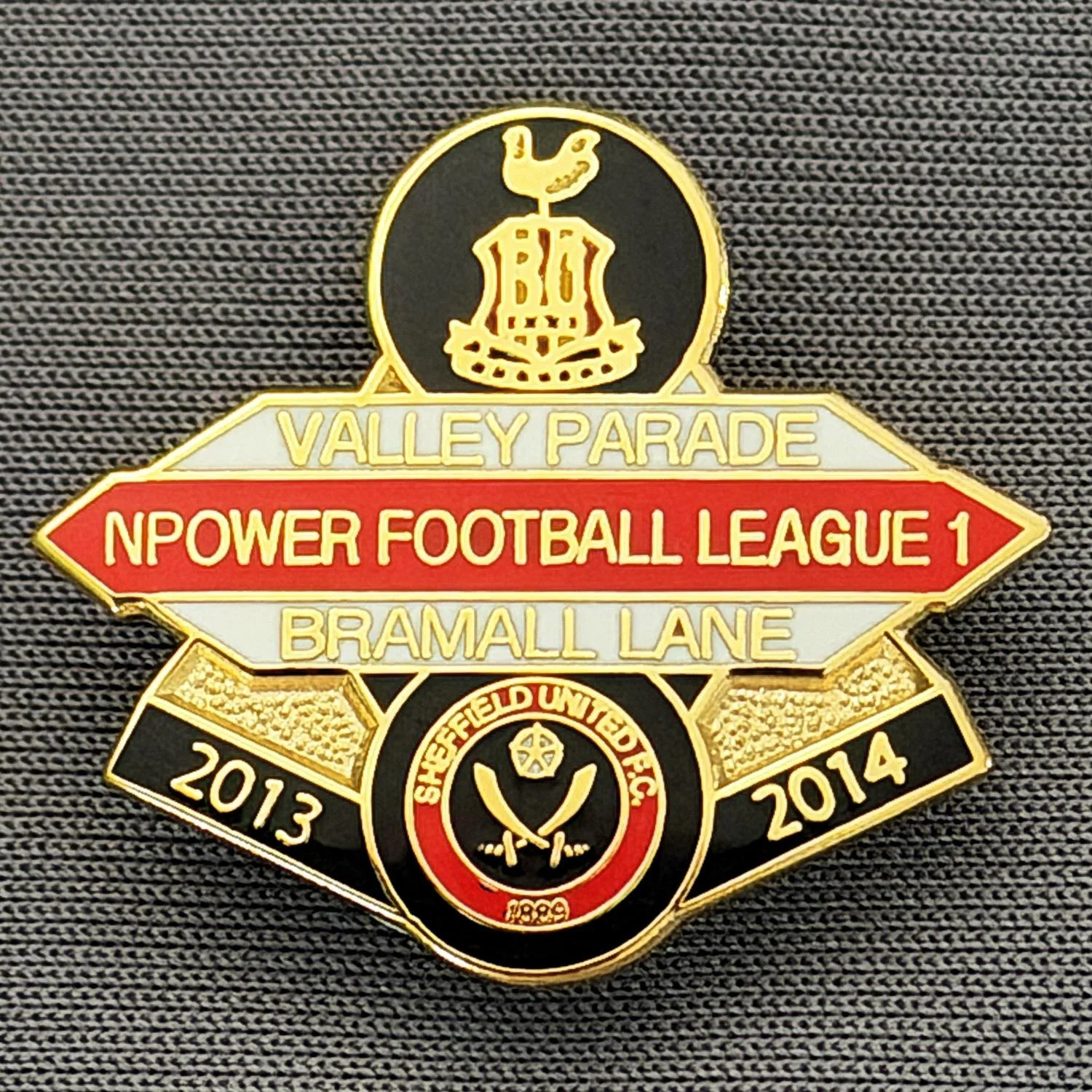 Reference Number: BCOFIX084
Size: H 22.5 mm x W 25.6 mm
Pin Type: Brooch Pin
Plating: Gold
Value: £5
Manufacturer: Unknown
Comments: Bradford City v Sheffield United, League One, Black, White & Red Version