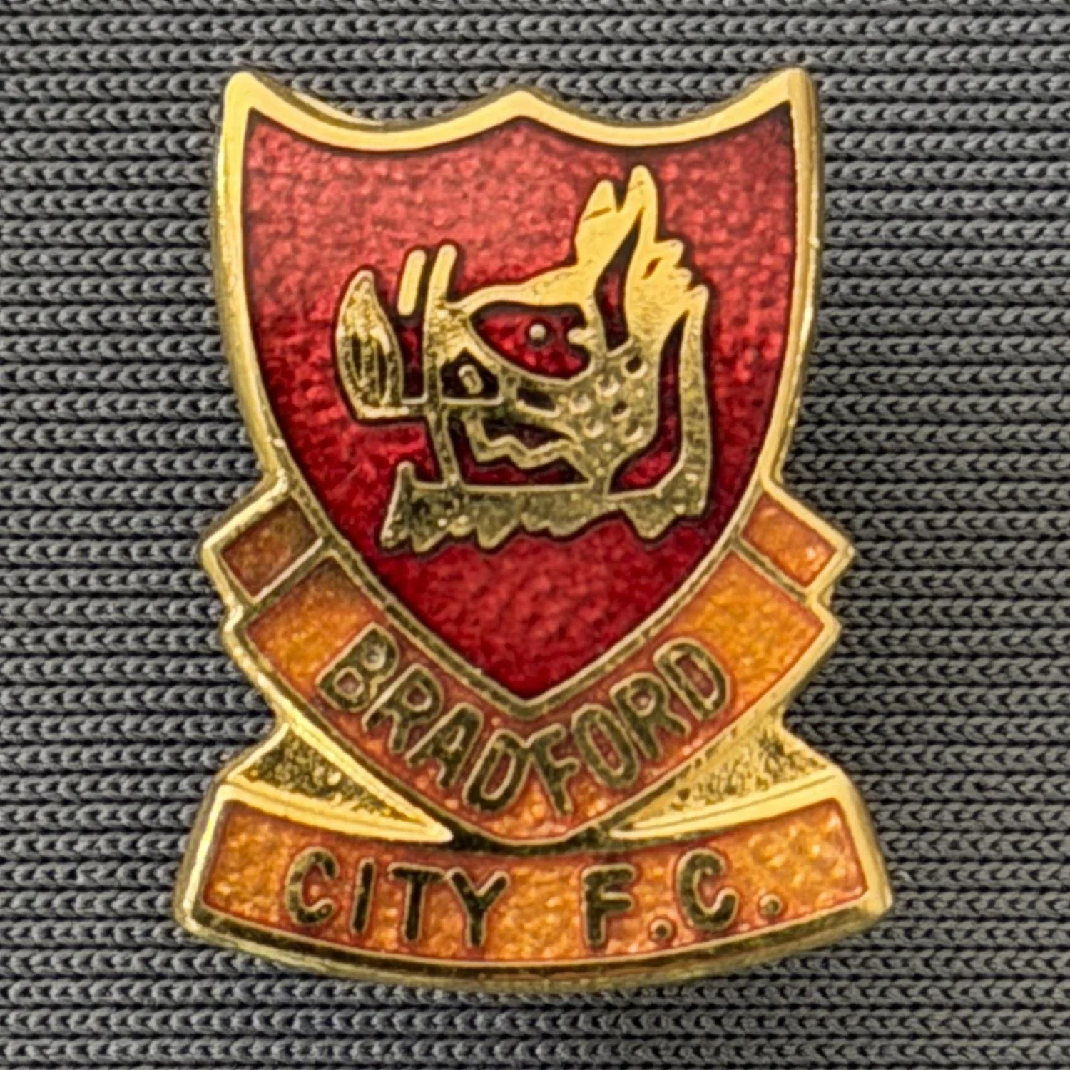 Reference Number: BCBOH027
Size: H 18.8 mm x W 14.4 mm
Pin Type: Brooch Pin
Plating: Gold
Value: £8
Manufacturer: Not Known
Comments: Boar's Head Shield Claret & Amber