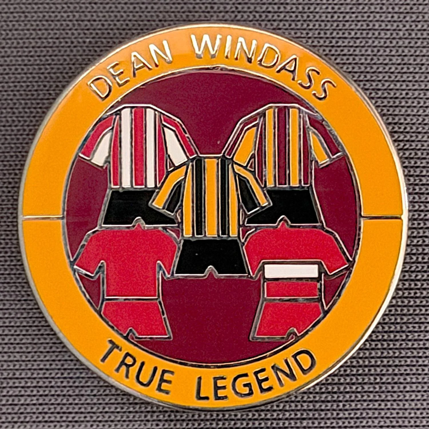 Reference Number: BCUN025
Size: D 26 mm
Pin Type: Brooch Pin
Plating: Silver
Value: £6
Manufacturer: Unknown
Comments: Dean Windass True Legend, Limited Edition 25, Amber & Claret, Silver Version