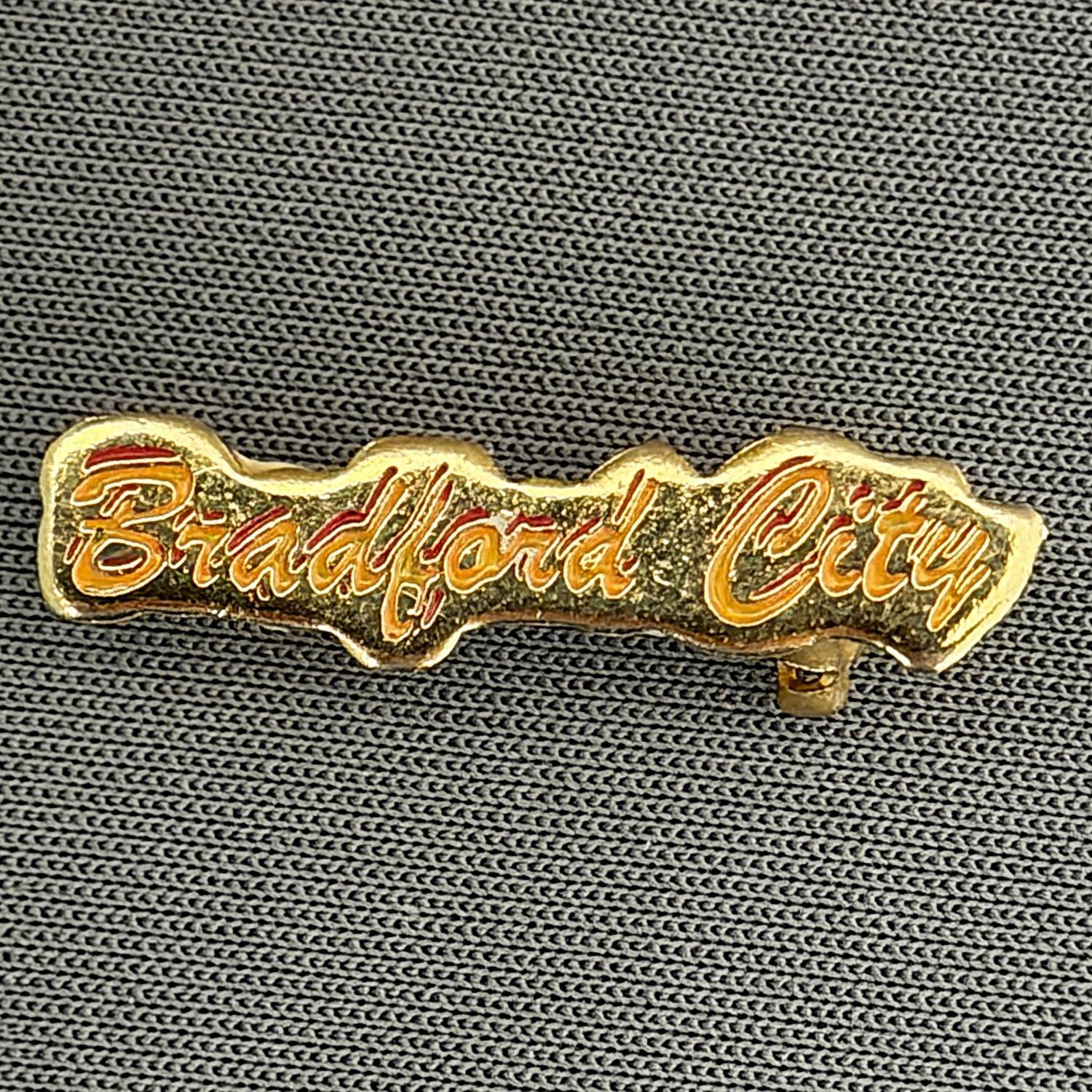 Reference Number: BCBCFC031
Size: H 6.1 mm x W 25.5 mm
Pin Type: Brooch Pin
Plating: Gold
Value: £6
Manufacturer: Unknown
Comments: Bradford City Amber Version