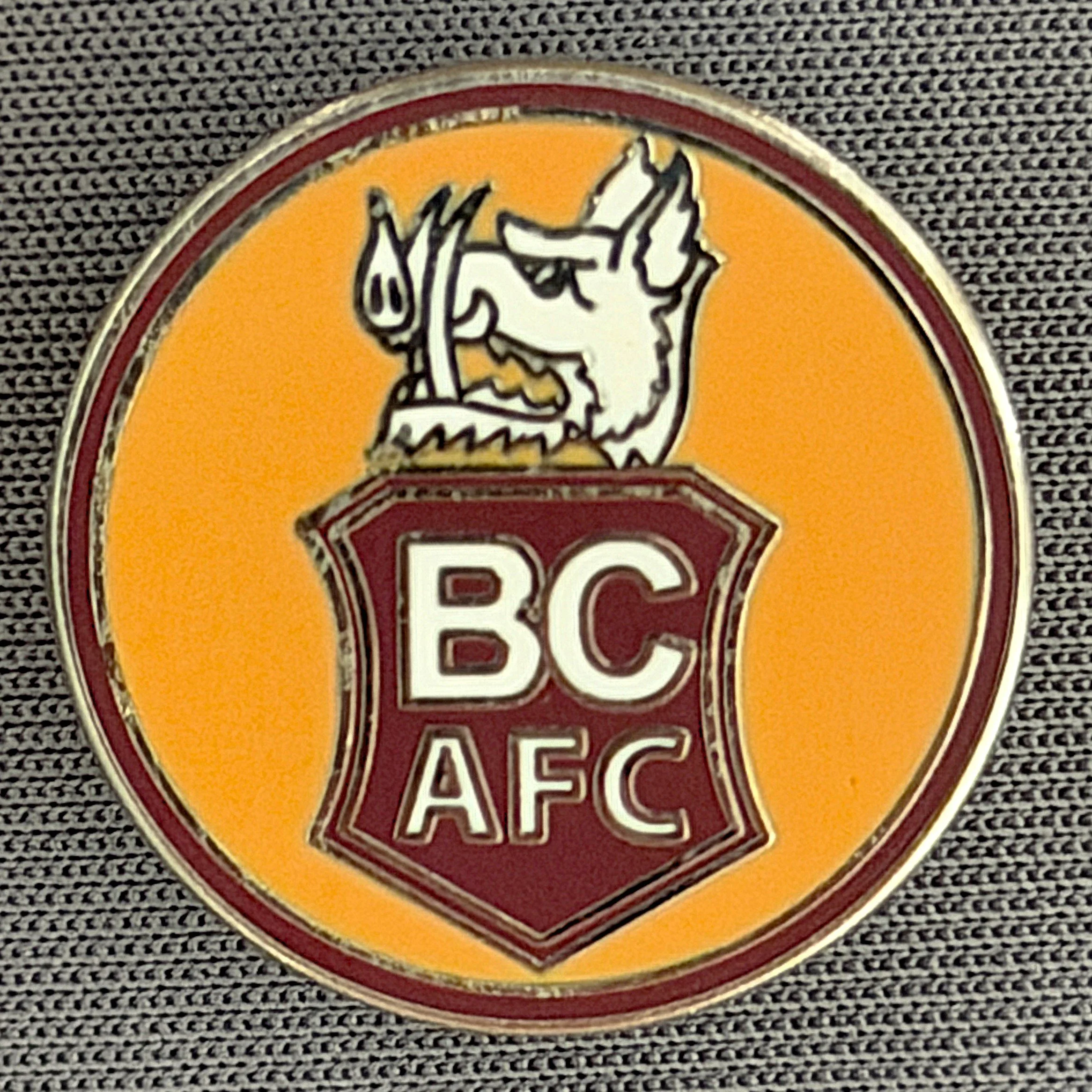 Reference Number: BCBOH085
Size: D 20.8 mm
Pin Type: Brooch Pin
Plating: Silver
Value: £6
Manufacturer: Not Known
Comments: Circular Boar's Head Shield Amber & Claret