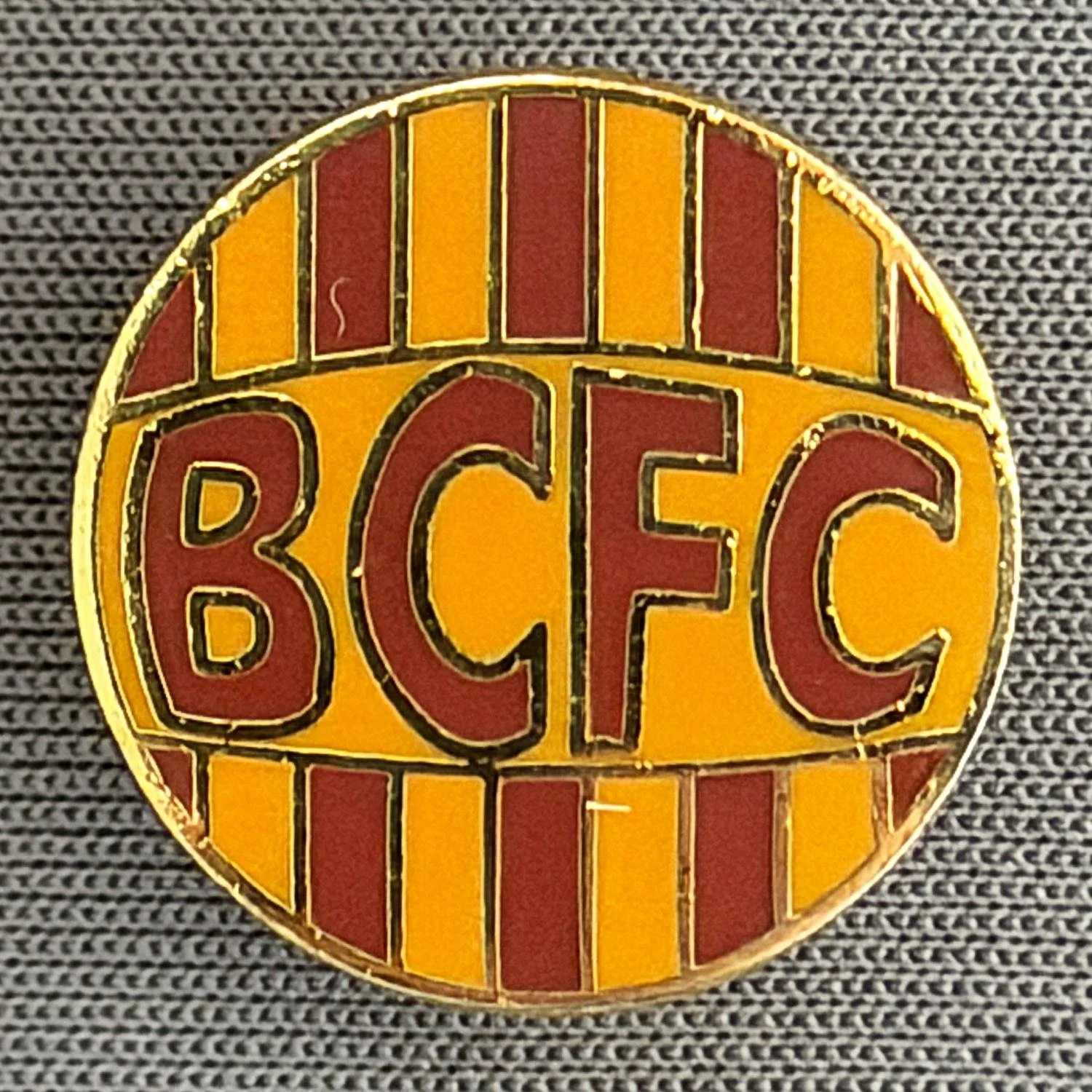 Reference Number: BCBCFC010
Size: D 16.9 mm
Pin Type: Brooch Pin
Plating: Gold
Value: £6
Manufacturer: Unknown
Comments: Amber & Claret BCFC Circular
