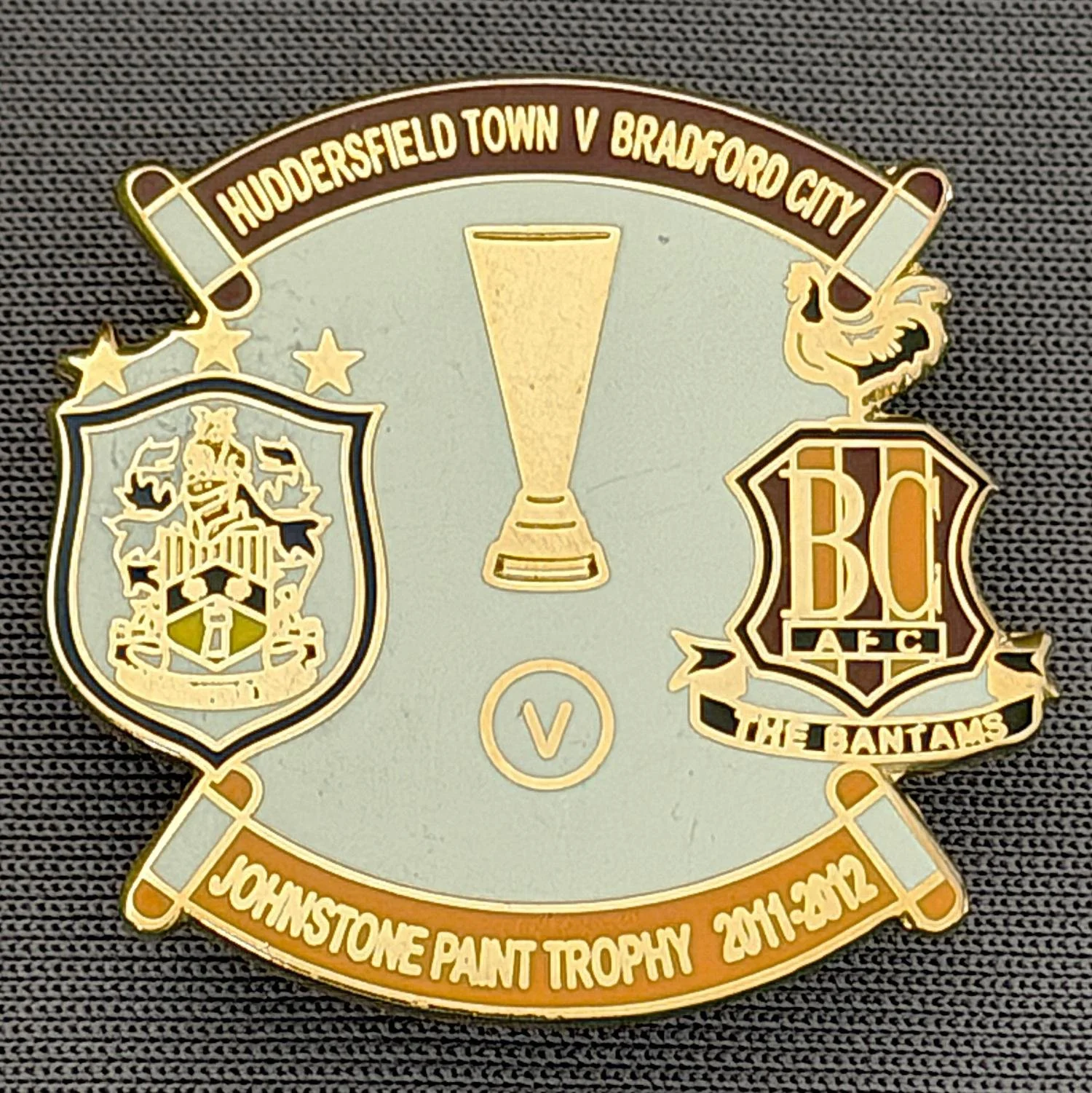 Reference Number: BCOFIX102
Size: H 26.7 mm x W 28.2 mm
Pin Type: Brooch Pin
Plating: Gold
Value: £5
Manufacturer: Unknown
Comments: Huddersfield Town v Bradford City Johnstones Paint Trophy 2011/12, Claret & Amber Version