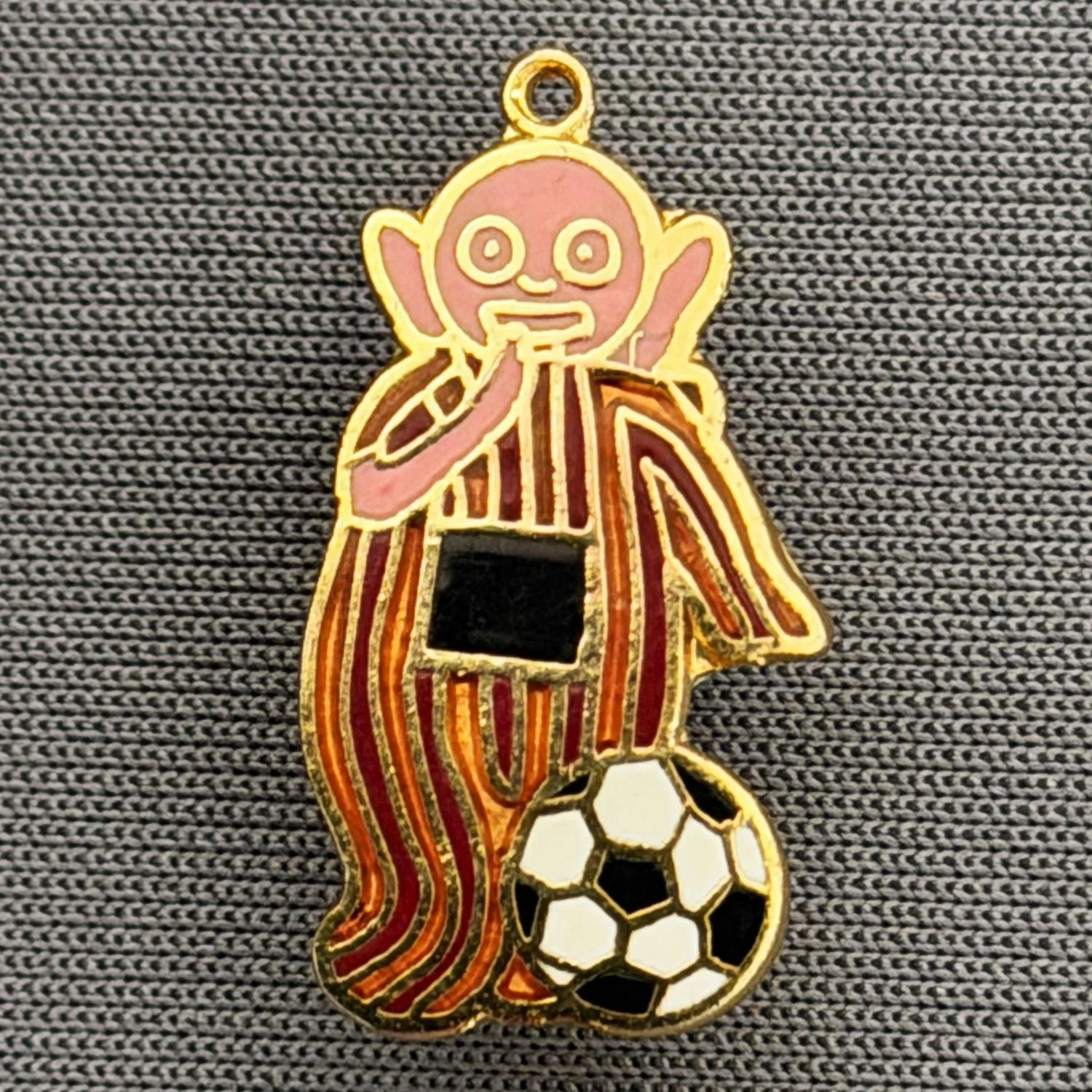 Reference Number: BCCTN001
Size: H 21.6 mm x W 11.4 mm
Pin Type: Brooch Pin
Plating: Gold
Value: £6
Manufacturer: Not Known
Comments: Pin Laa-Laa Teletubbies City Kit