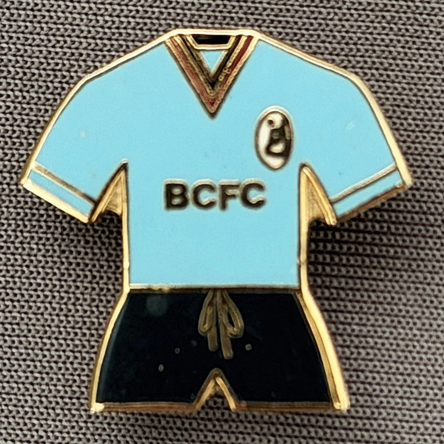 Reference Number: BCKIT067
Size: H 19.3 mm x W 20 mm
Pin Type: Brooch Pin
Plating: Gold
Value: £6
Manufacturer: Unknown
Comments: Two Blue City Kit