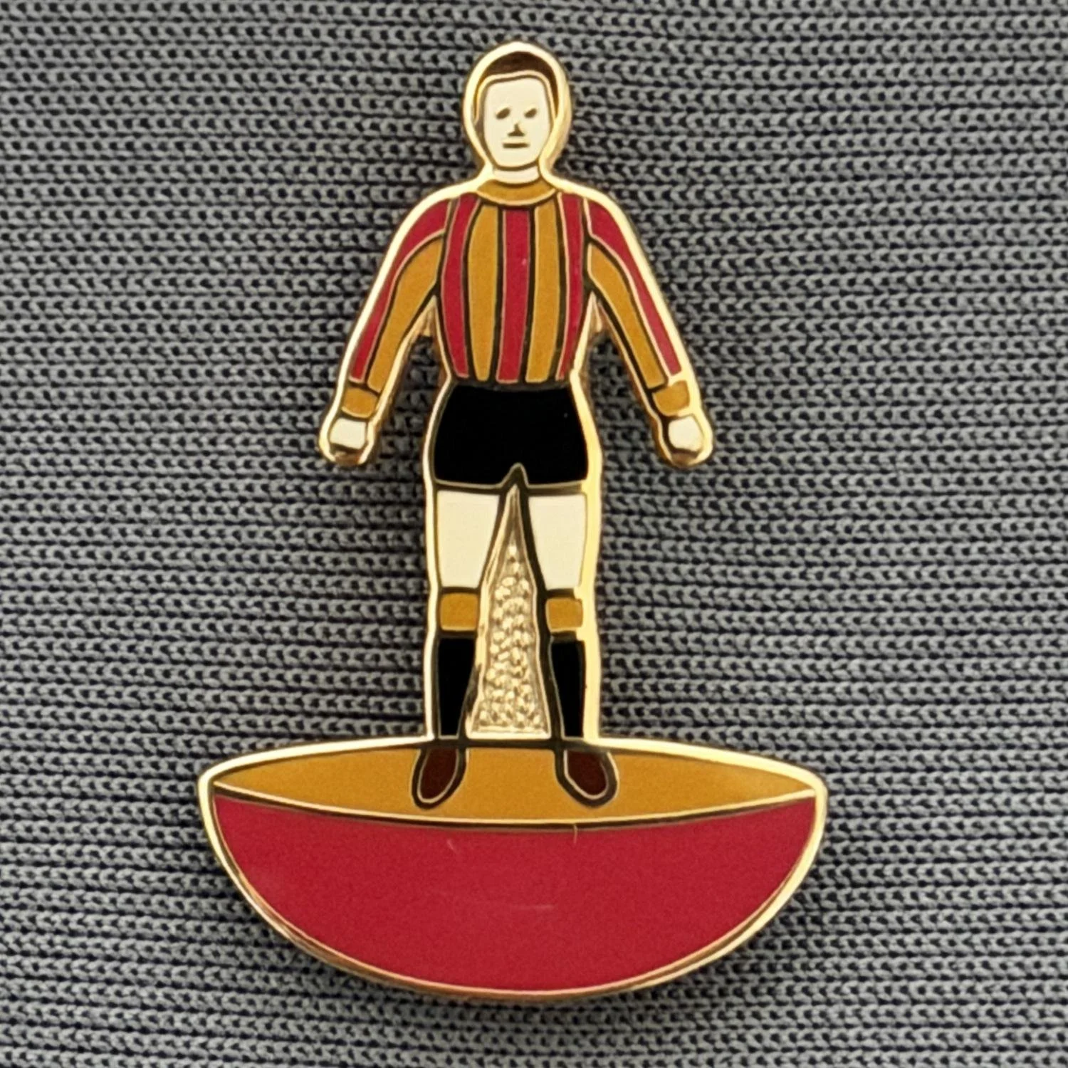 Reference Number: BCCTN004
Size: H 23.7 mm x W 15.5 mm
Pin Type: Double Metal Clutch
Plating: Gold
Value: £8
Manufacturer: Not Known
Comments: Subbuteo Figure City Kit