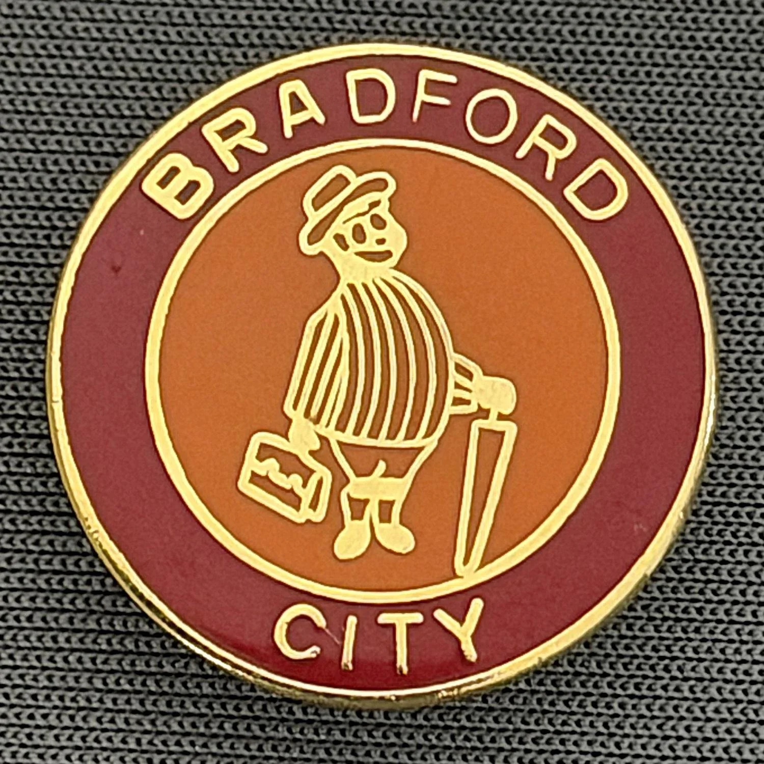 Reference Number: BCGEN020
Size: D 20 mm
Pin Type: Brooch Pin
Plating: Gold
Value: £8
Manufacturer: Unknown
Comments: Circular Claret & Amber City Gent