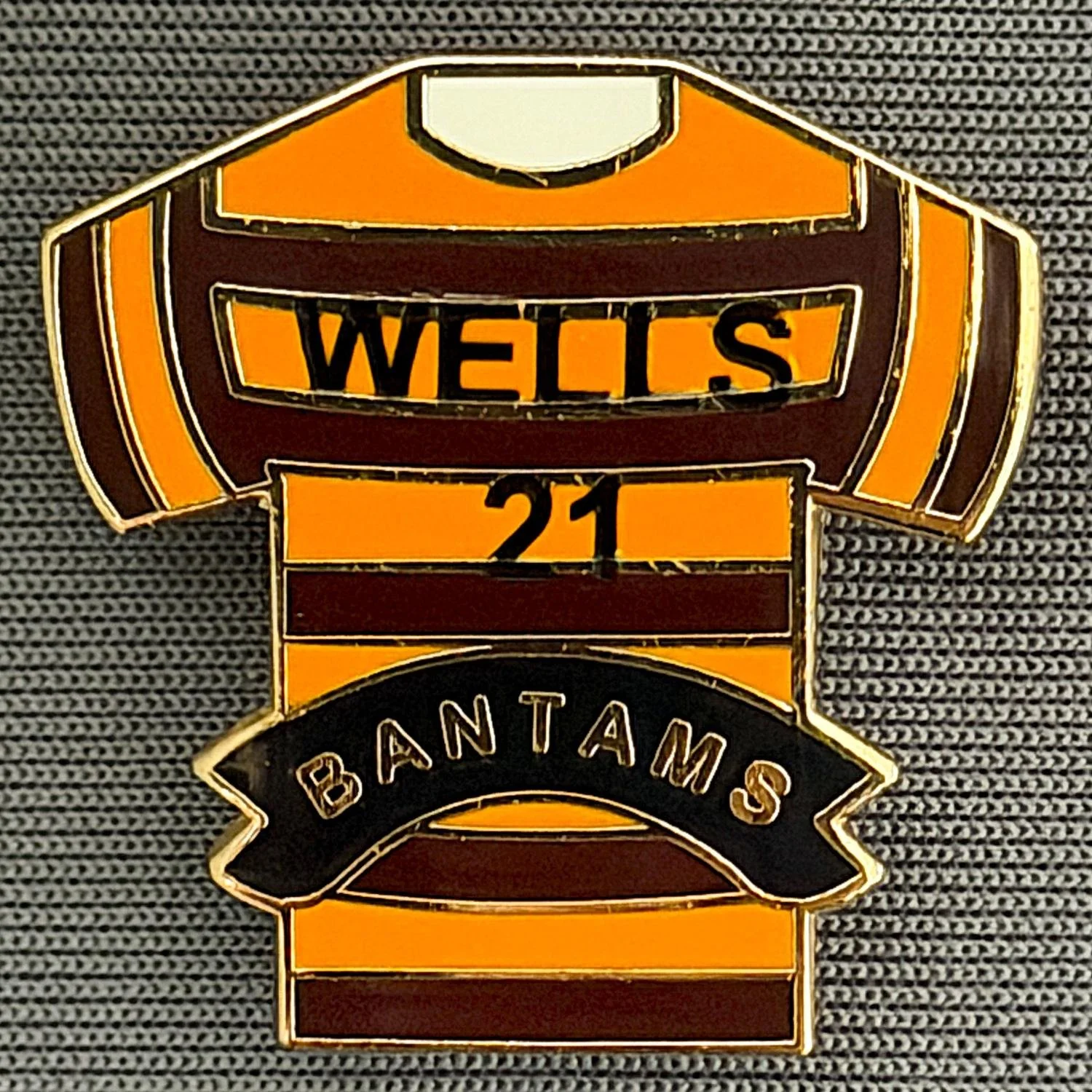Reference Number: BCUN039
Size: H 25.1 mm x W 24.9 mm
Pin Type: Brooch Pin
Plating: Gold
Value: £5
Manufacturer: Unknown
Comments: Wells 21 Bantams