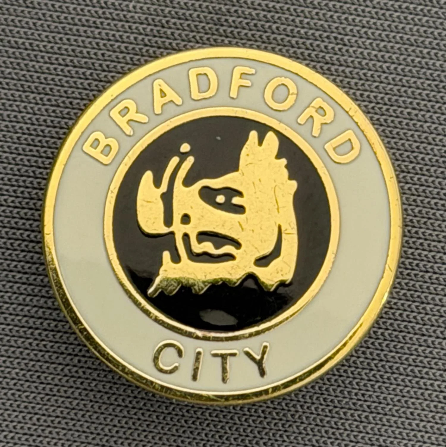 Reference Number: BCBOH069
Size: D 20 mm
Pin Type: Brooch Pin
Plating: Gold
Value: £6
Manufacturer: Unknown
Comments: Circular Boar's Head Black & White