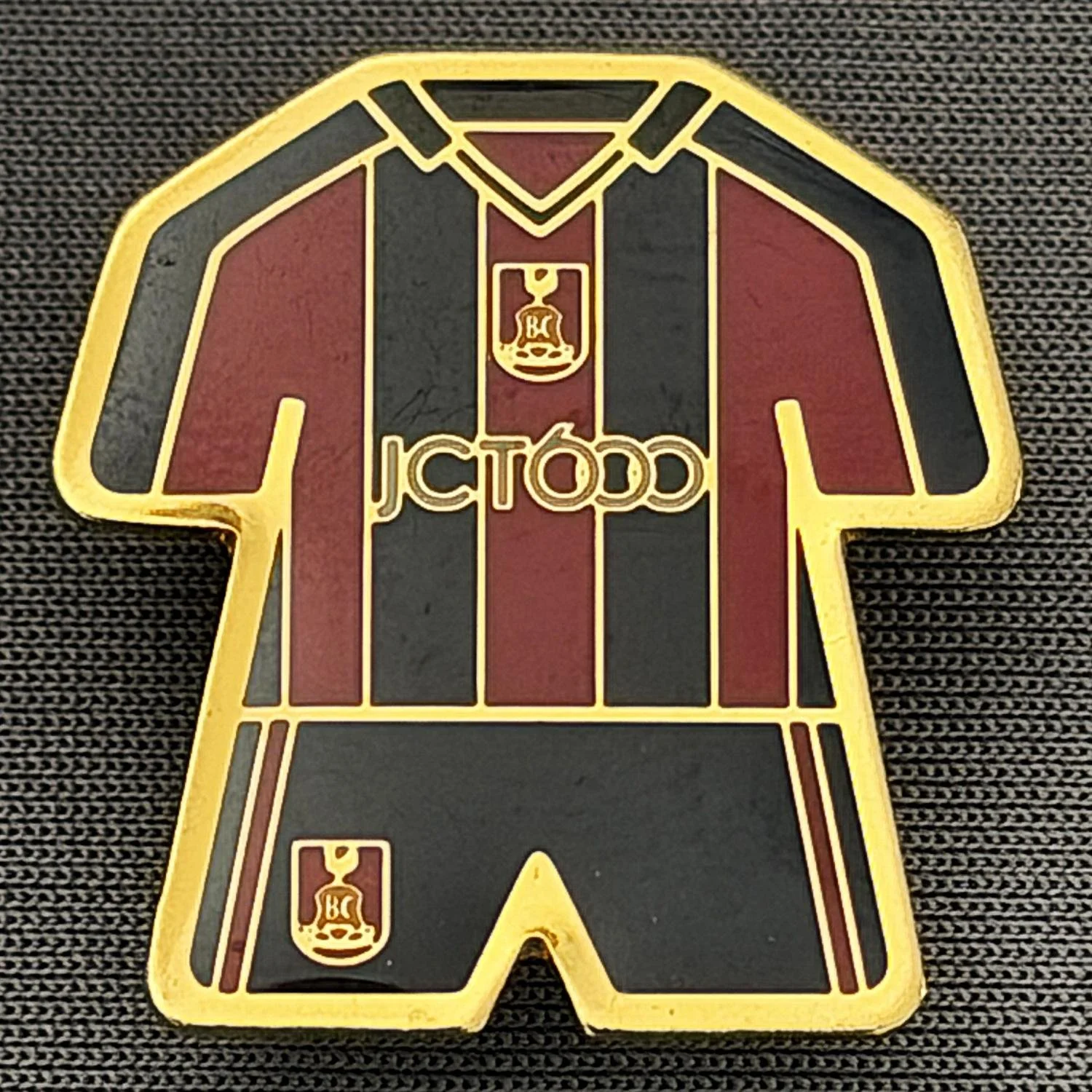 Reference Number: BCKIT021
Size: H 25 mm x W 23.6 mm
Pin Type: Metal Clutch
Plating: Gold
Value: £5
Manufacturer: Unknown
Comments: 2001/02 Away Kit