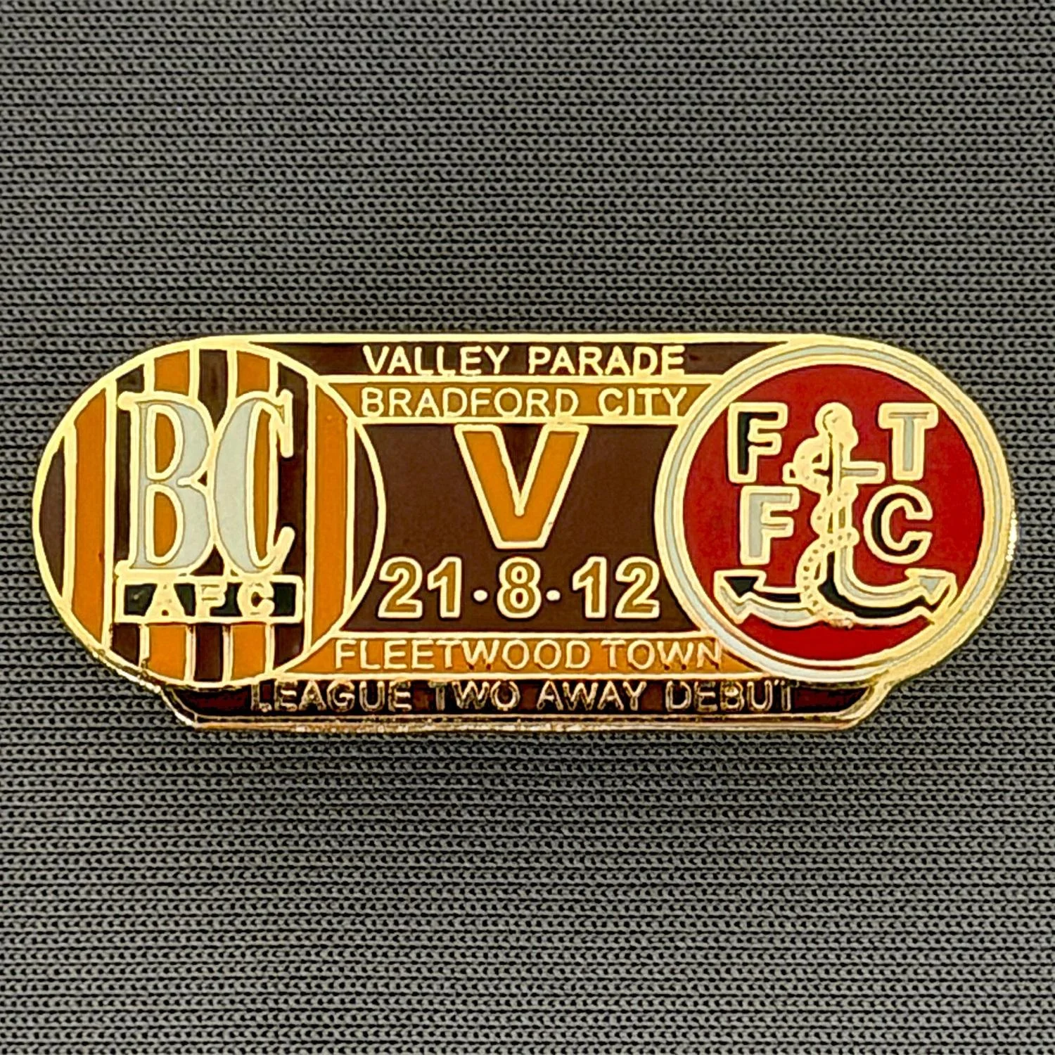 Reference Number: BCOFIX130
Size: H 14.4 mm x W 35.1 mm
Pin Type: Double Rubber Clutch
Plating: Gold
Value: £5
Manufacturer: Unknown
Comments: Bradford City v Fleetwood Town 2012 League Two Debut, Claret & Amber Version 