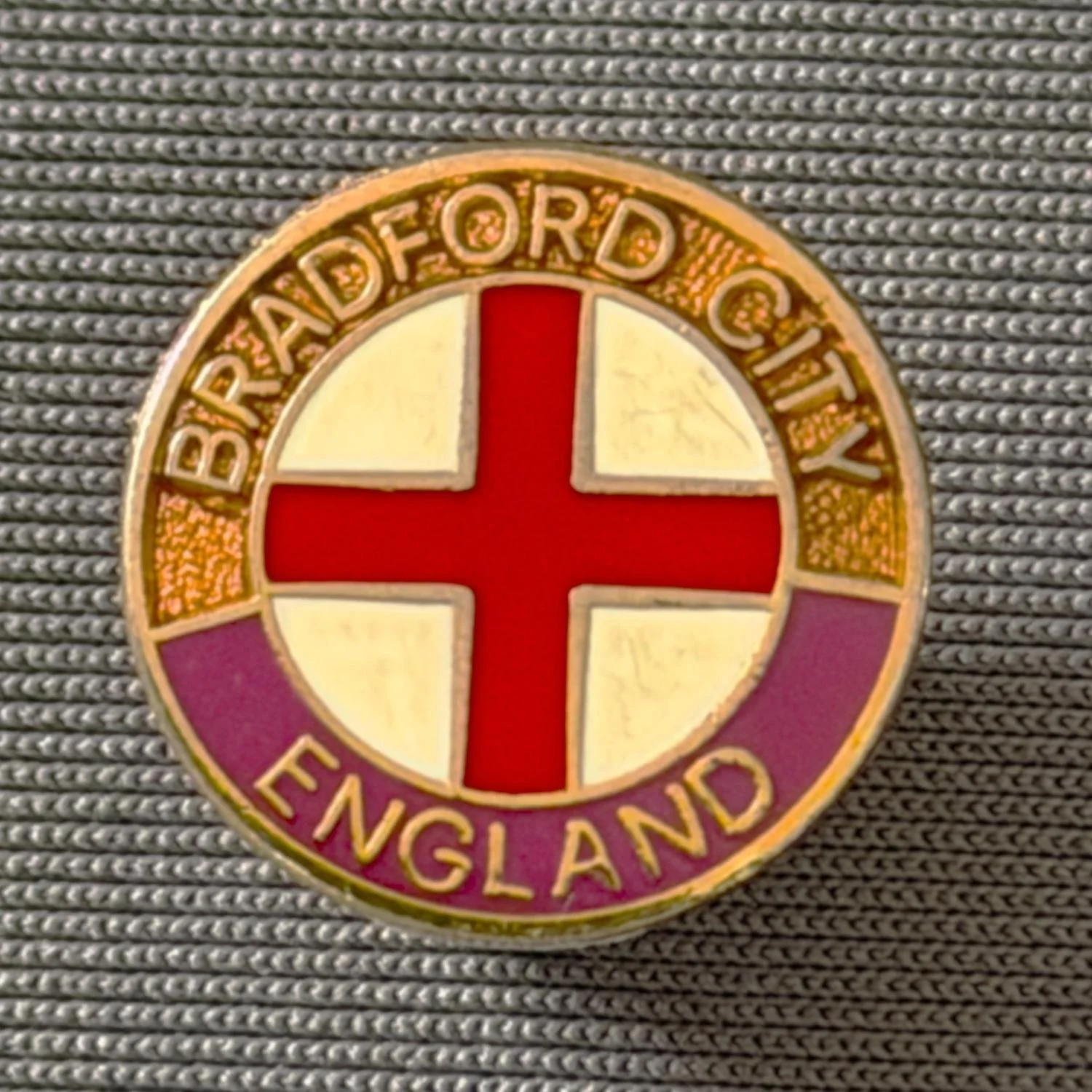 Reference Number: BCFLA006
Size: D 15.3 mm
Pin Type: Brooch Pin
Plating: Gold
Value: £6
Manufacturer: Not Known
Comments: St George Cross, Bradford City England