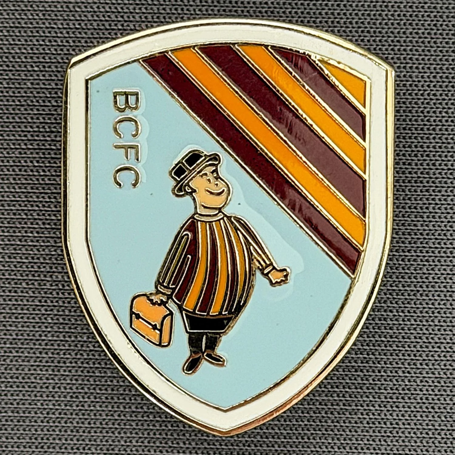 Reference Number: BCGEN112
Size: H 27.9 mm x W 22.2 mm
Pin Type: Brooch Pin
Plating: Gold
Value: £6
Manufacturer: Unknown
Comments: City Gent Shield, Blue 