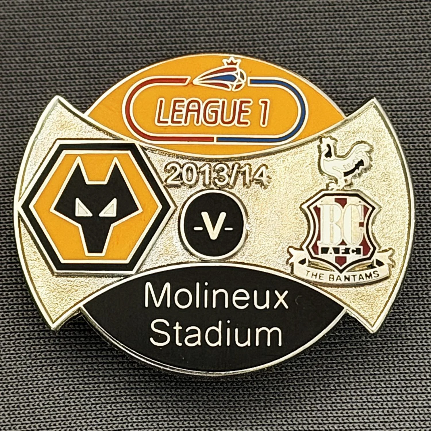 Reference Number: BCOFIX092
Size: H 26.6 mm x W 32.1 mm
Pin Type: Brooch Pin
Plating: Gold
Value: £5
Manufacturer: Unknown
Comments: Wolves v Bradford City League One 2013/14, Black, Gold & Silver Version