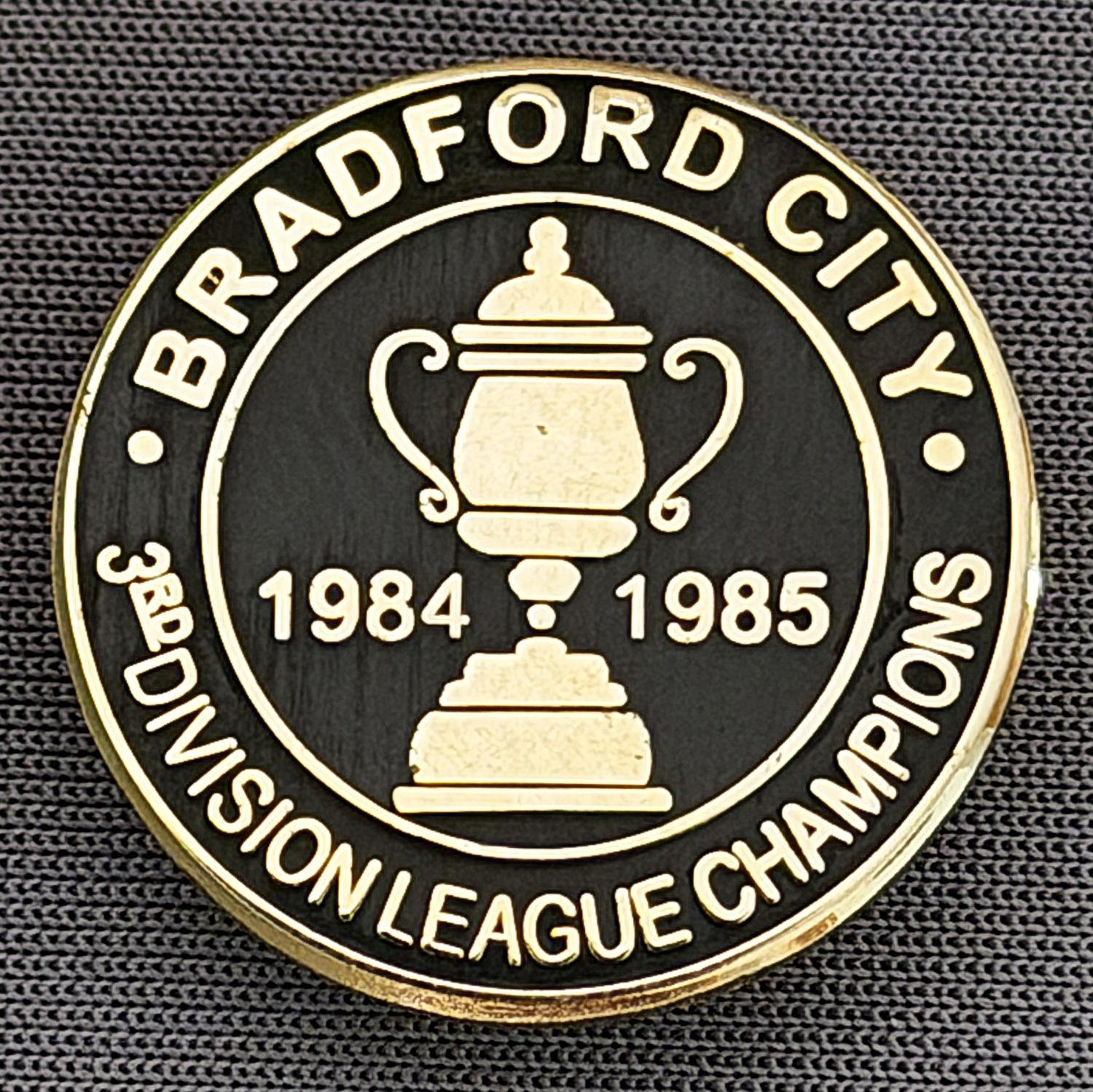 Reference Number: BCEVE028
Size: D 22.7 mm
Pin Type: Brooch Pin
Plating: Gold
Value: £8
Manufacturer: Unknown
Comments: 1984/85 3rd Division League Champions, Black