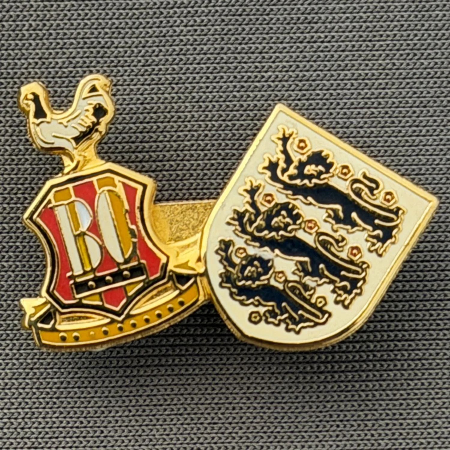 Reference Number: BCFLA003
Size: H 16 mm x W 26 mm
Pin Type: Brooch Pin
Plating: Gold
Value: £6
Manufacturer: Not Known
Comments: City Logo & England 3 Lions Shield