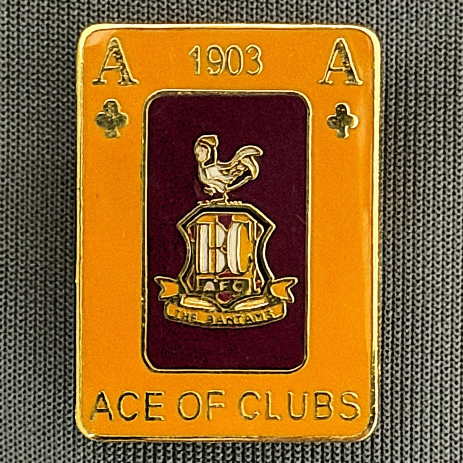 Reference Number: BCUN003
Size: H 25.1 mm x W 18.1 mm
Pin Type: Brooch Pin
Plating: Gold
Value: £8
Manufacturer: Not Known
Comments: Amber & Claret Ace of Clubs