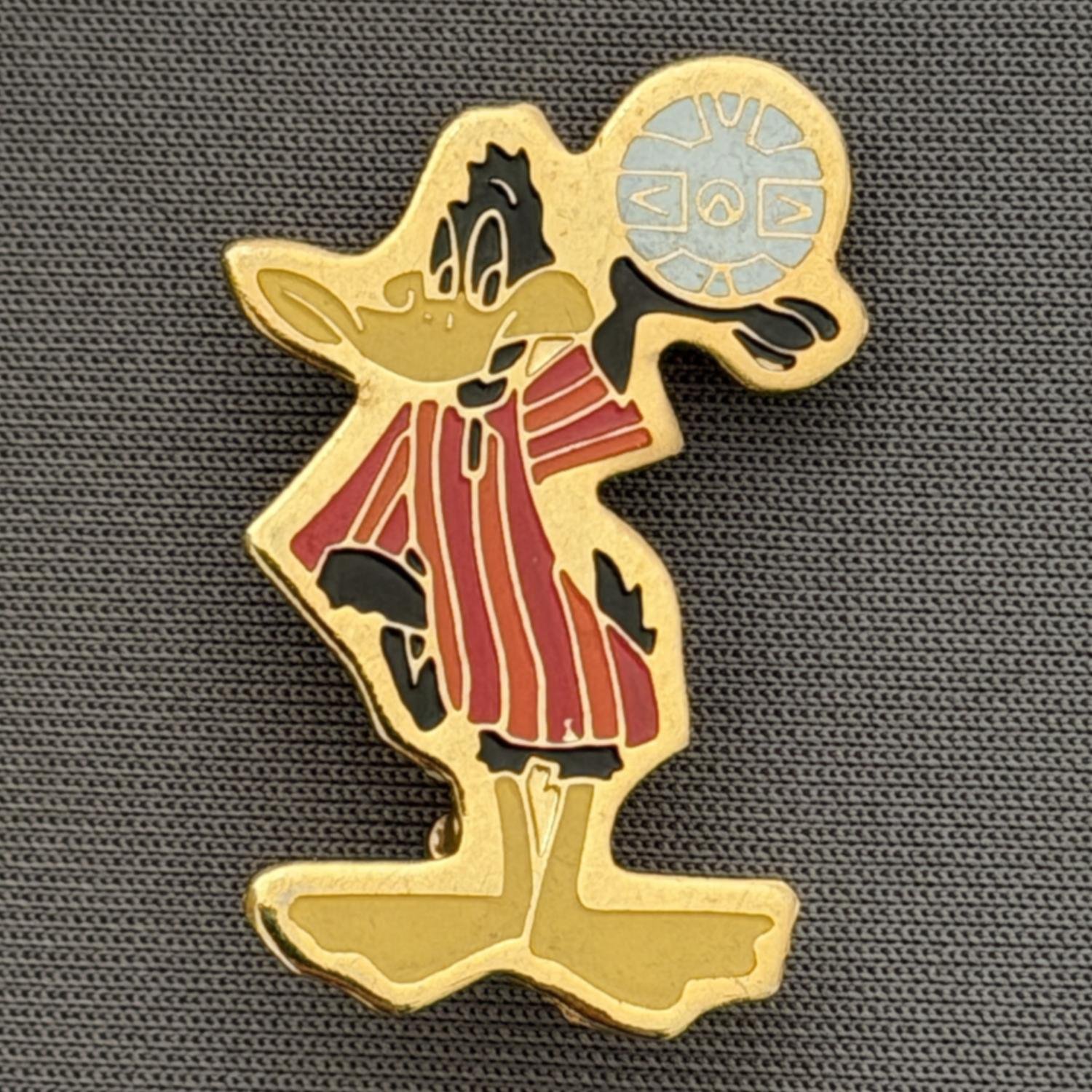 Reference Number: BCCTN024
Size: H 30.3 mm x W 19.8 mm
Pin Type: Brooch Pin
Plating: Gold
Value: £6
Manufacturer: Not Known
Comments: Daffy Duck in Bradford City Kit