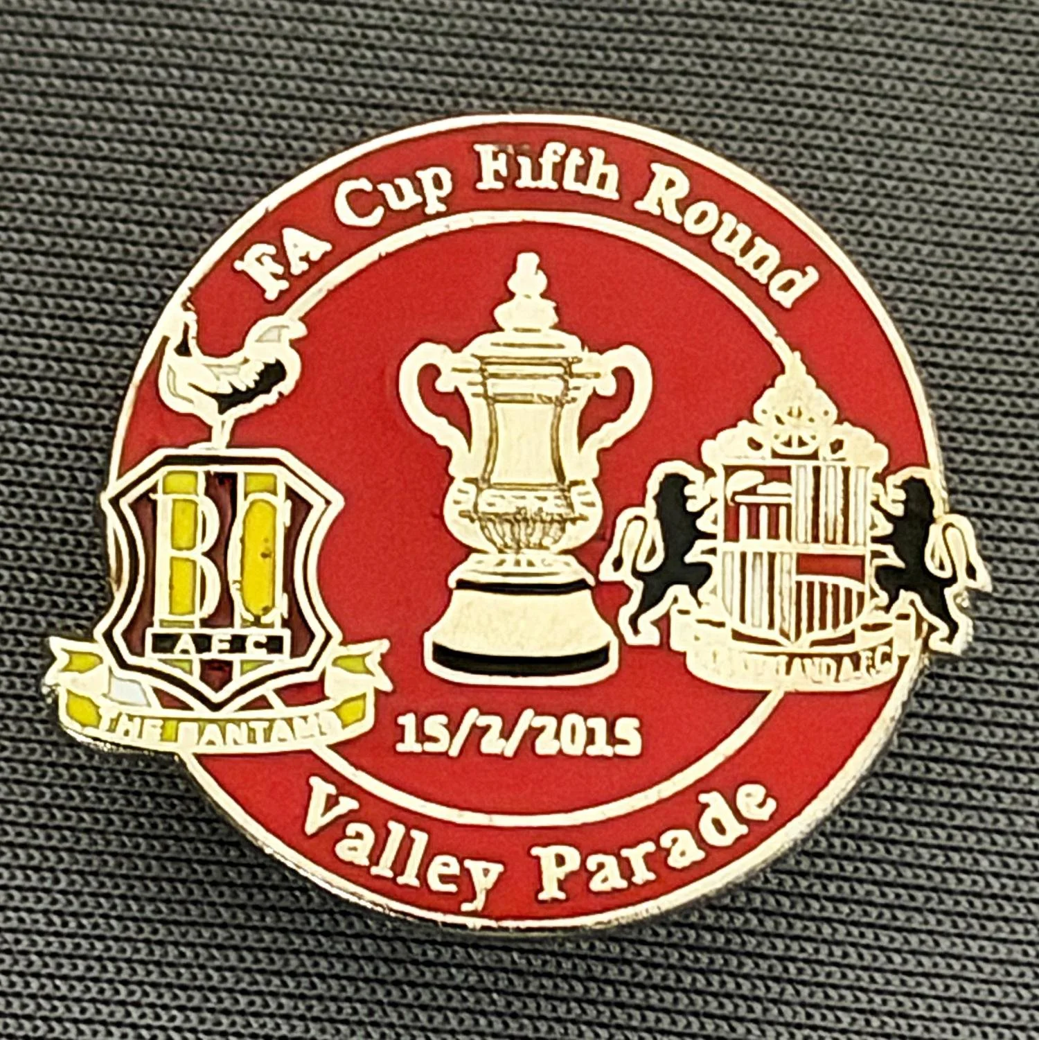 Reference Number: BCFAC104
Size: H 22.8 mm x W 25.4 mm
Pin Type: Metal Clutch
Plating: Silver
Value: £4
Manufacturer: Dan Lloyd
Comments: F.A. Cup Fifth Round 2014/15, v Sunderland, Red Version
