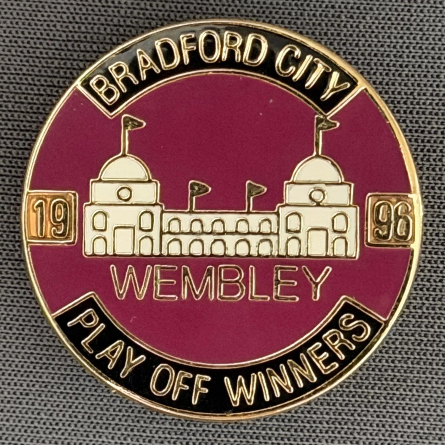 Reference Number: BCEVE004
Size: D 25.6 mm
Pin Type: Brooch Pin
Plating: Gold
Value: £10
Manufacturer: Unknown
Comments: Claret, Black & Gold 1996 Wembley Play Off Winners