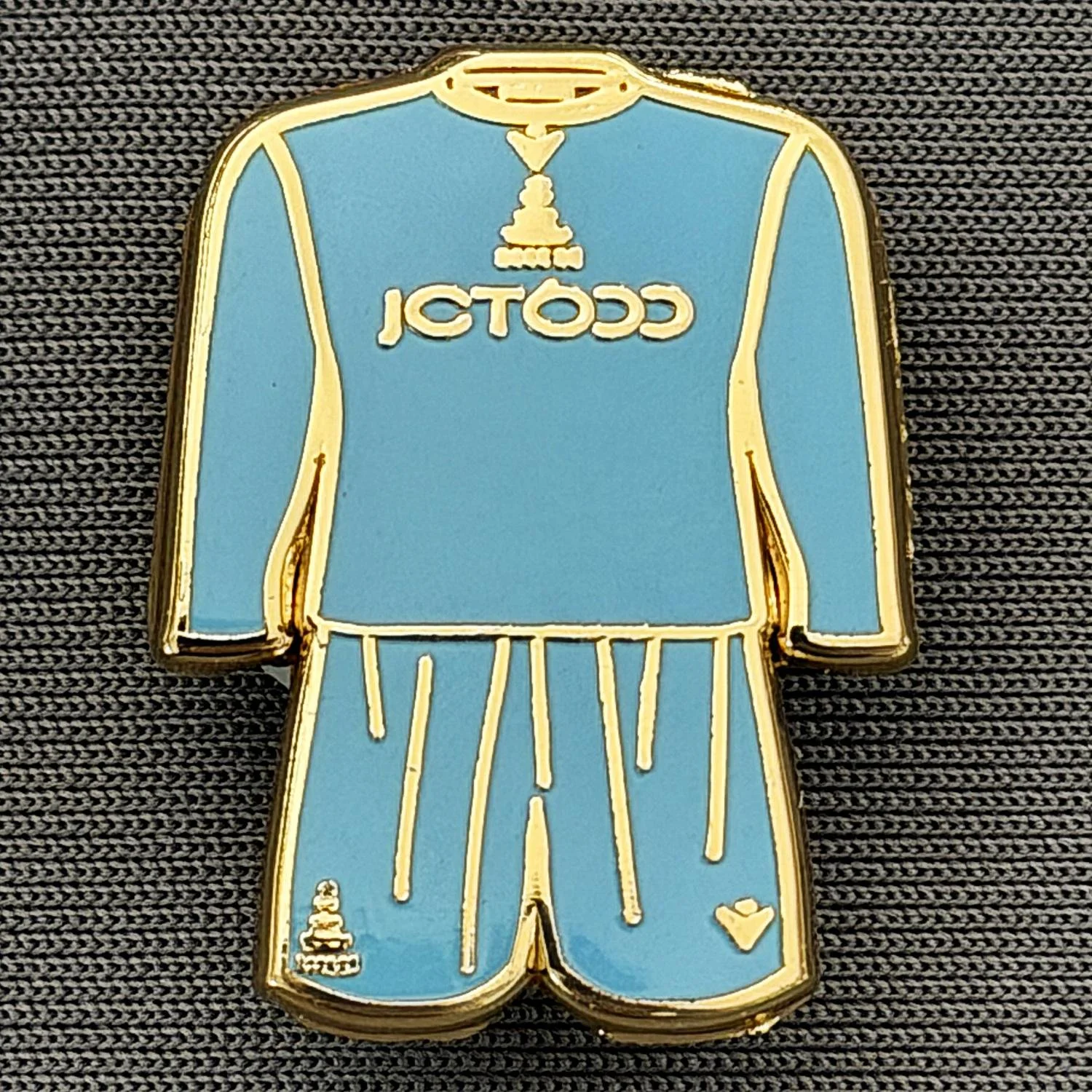 Reference Number: BCKIT087
Size: H 22.3 mm x W 18.7 mm
Pin Type: Brooch Pin 
Plating: Gold
Value: £4
Manufacturer: Unknown
Comments: Generic City Blue Kit