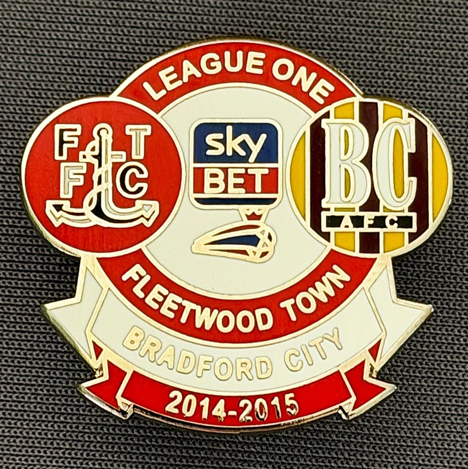 Reference Number: BCOFIX137
Size: H 25.9 mm x W 27.8 mm
Pin Type: Double Rubber Clutch
Plating: Silver
Value: £5
Manufacturer: Unknown
Comments: Fleetwood Town v Bradford City  League One 2014/15, Red & White Version 