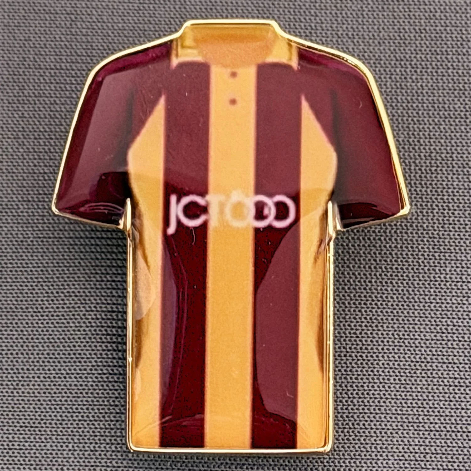 Reference Number: BCKIT097
Size: H 33 mm x W 27.1 mm
Pin Type: Metal Clutch
Plating: Gold
Value: £4
Manufacturer: Blue Badge Design
Comments: Bradford City 1999/01 Home Kit, Plastic Dome
