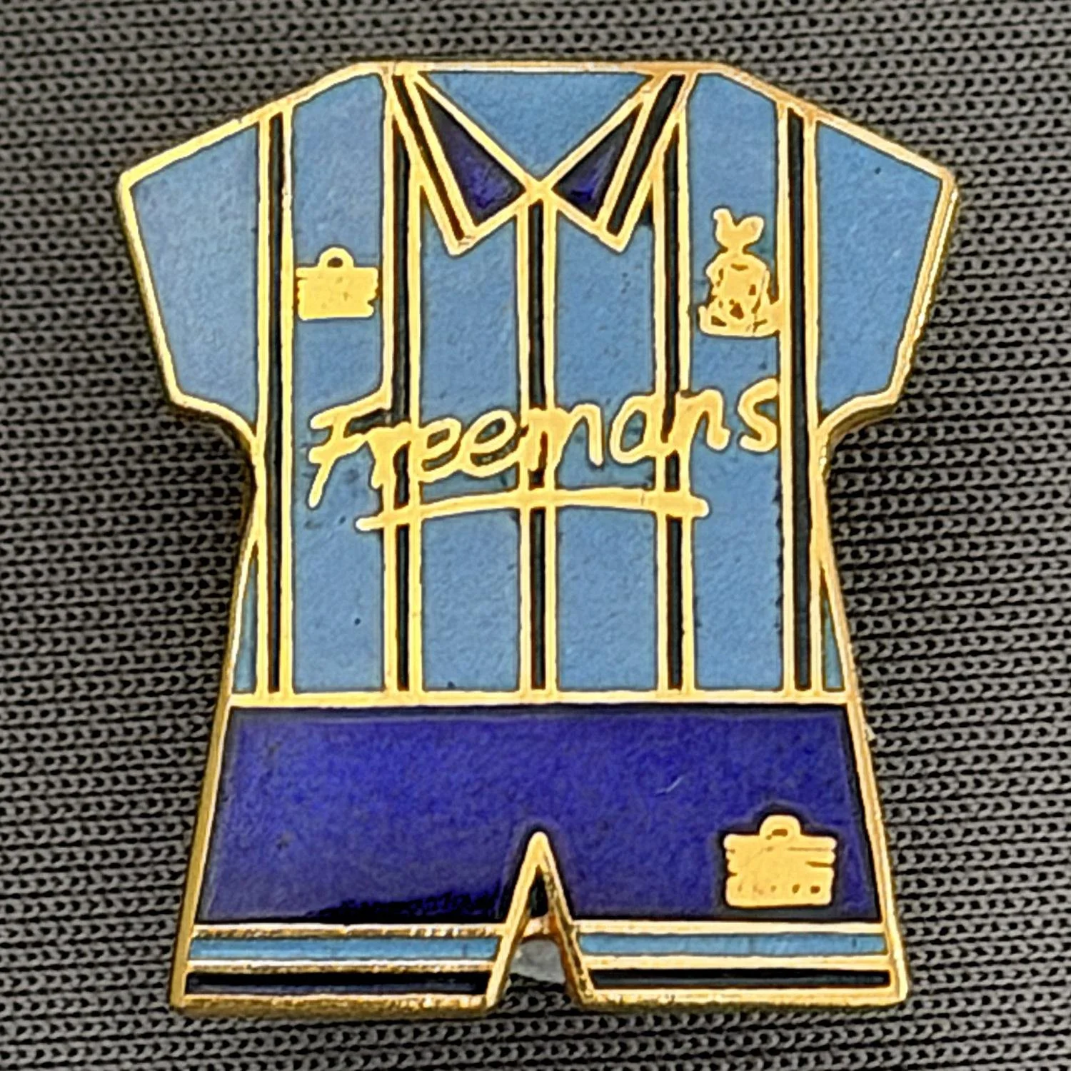 Reference Number: BCKIT009
Size: H 22.1 mm x W 19.5 mm
Pin Type: Metal Clutch
Plating: Gold
Value: £6
Manufacturer: Unknown
Comments: 1993/94 Away Kit