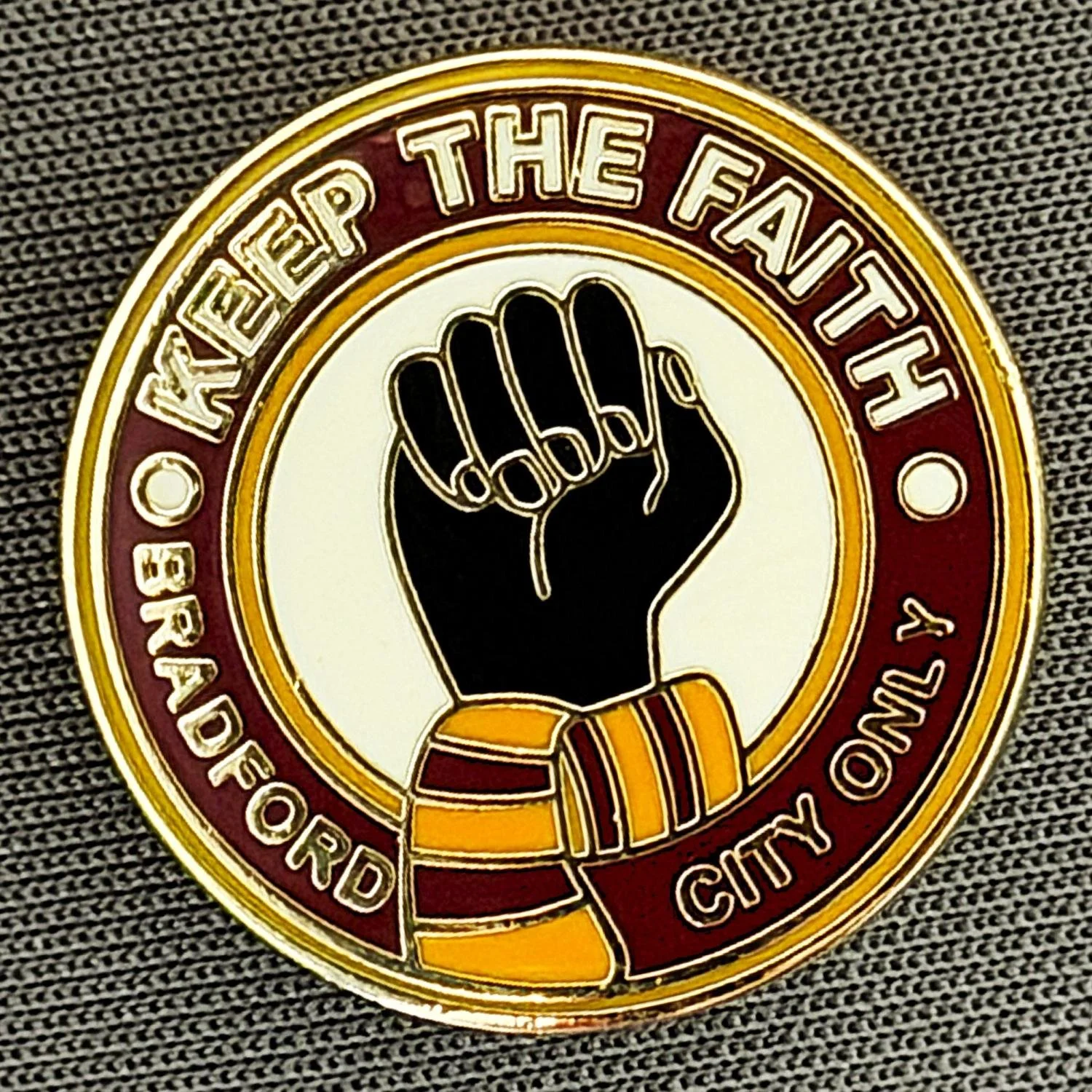 Reference Number: BCUN071
Size: D 22 mm
Pin Type: Brooch Pin
Plating: Gold
Value: £5
Manufacturer: Unknown
Comments: Claret & Amber, Keep the Faith (Small Version)