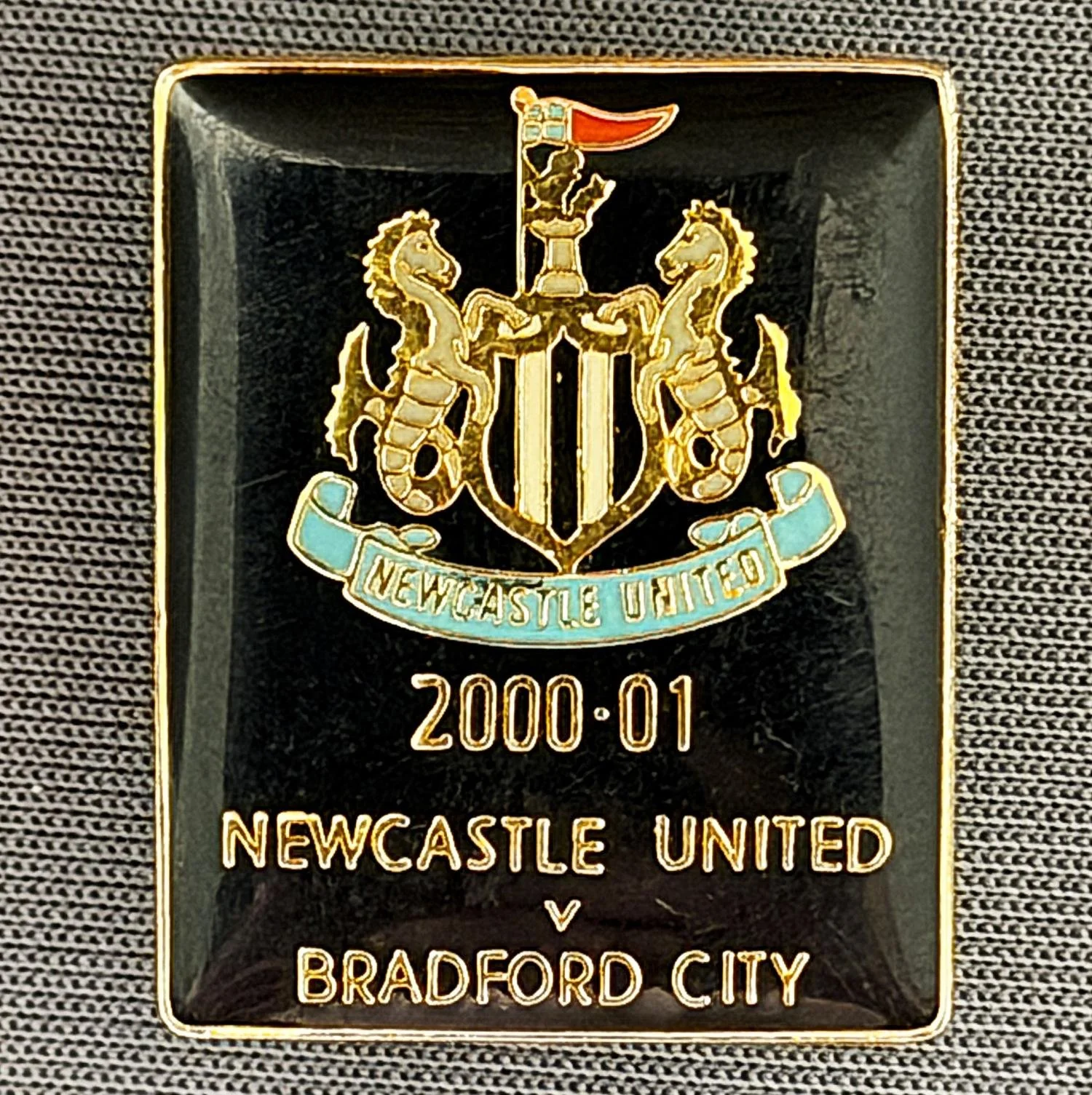 Reference Number: BCOFIX105
Size: H 24.9 mm x W 20.2 mm
Pin Type: Metal Clutch
Plating: Gold
Value: £6
Manufacturer: AAA Badges
Comments: Newcastle United v Bradford City, Premier League 2000/01, Plastic Dome 