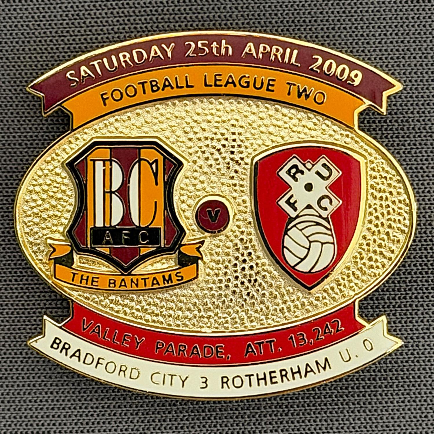 Reference Number: BCFIX023
Size: H 26.6 mm x W 29 mm
Pin Type: Brooch Pin
Plating: Gold
Value: £8
Manufacturer: Bradford City Badges
Comments: Bradford City v Rotherham United 2008/09 Limited Edition 100 Badges
