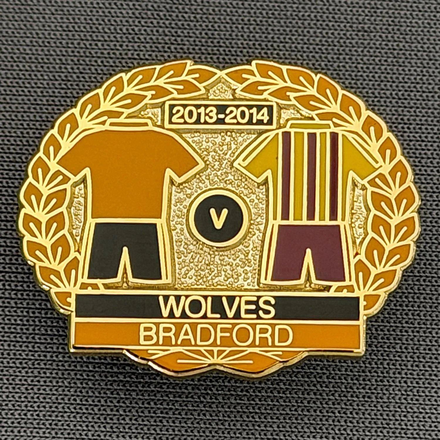 Reference Number: BCOFIX099
Size: H 21 mm x W 26.1 mm
Pin Type: Brooch Pin
Plating: Gold
Value: £5
Manufacturer: Unknown
Comments: Wolves v Bradford City League One 2013/14, Gold Laurel Version