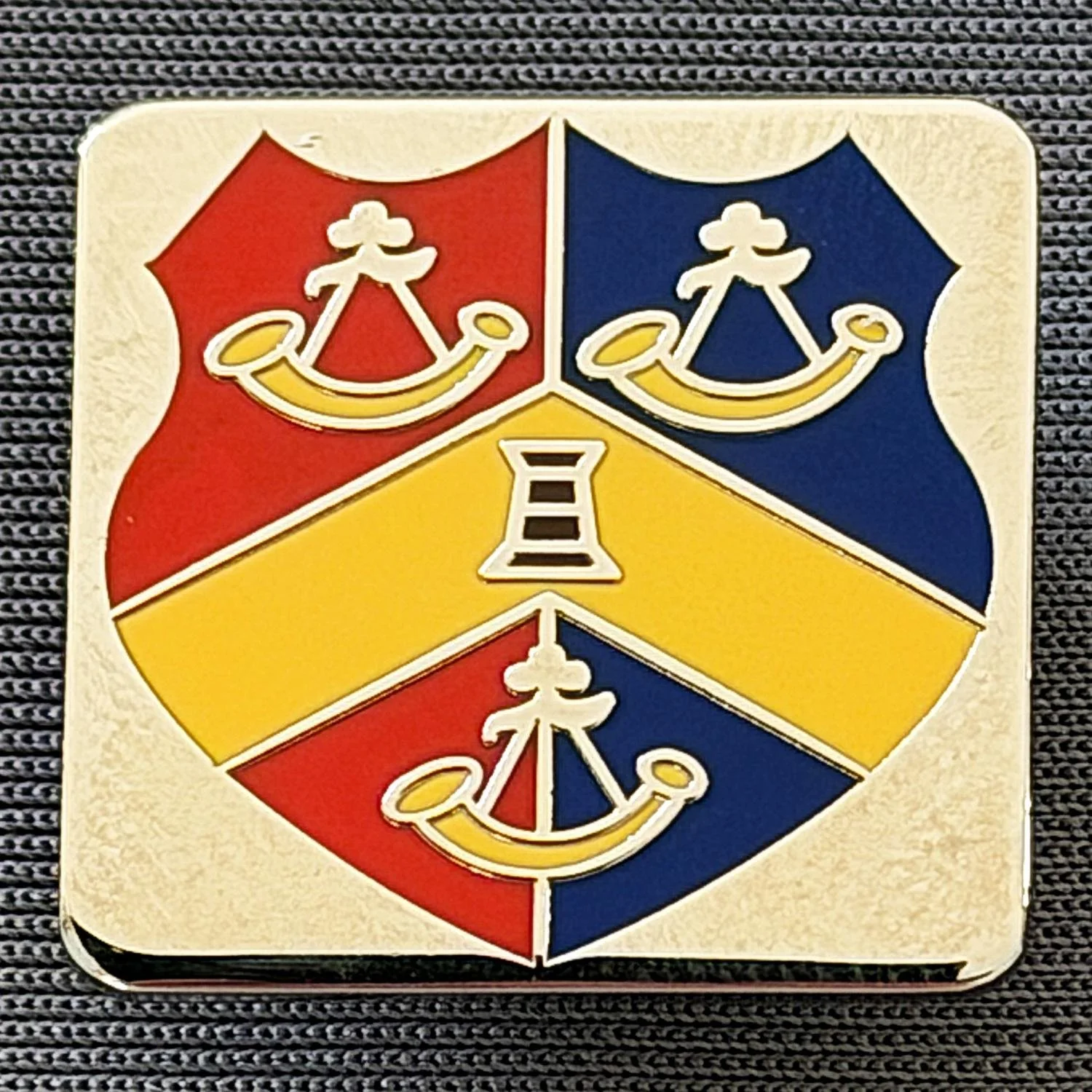 Reference Number: BCC&L056
Size: H 20.2 mm x 21.3 mm
Pin Type: Brooch Pin
Plating: Silver
Value: £8
Manufacturer: Paraders
Comments:  Central Part of Coat of Arms