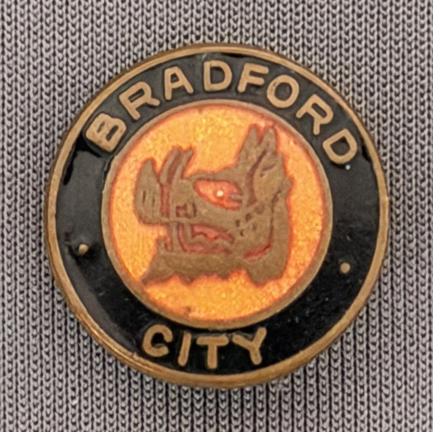 Reference Number: BCBOH010
Size: D 16.4 mm
Pin Type: Brooch Pin
Plating: Gold
Value: £15
Manufacturer: Not Known
Comments: Boars Head, Large Head Version