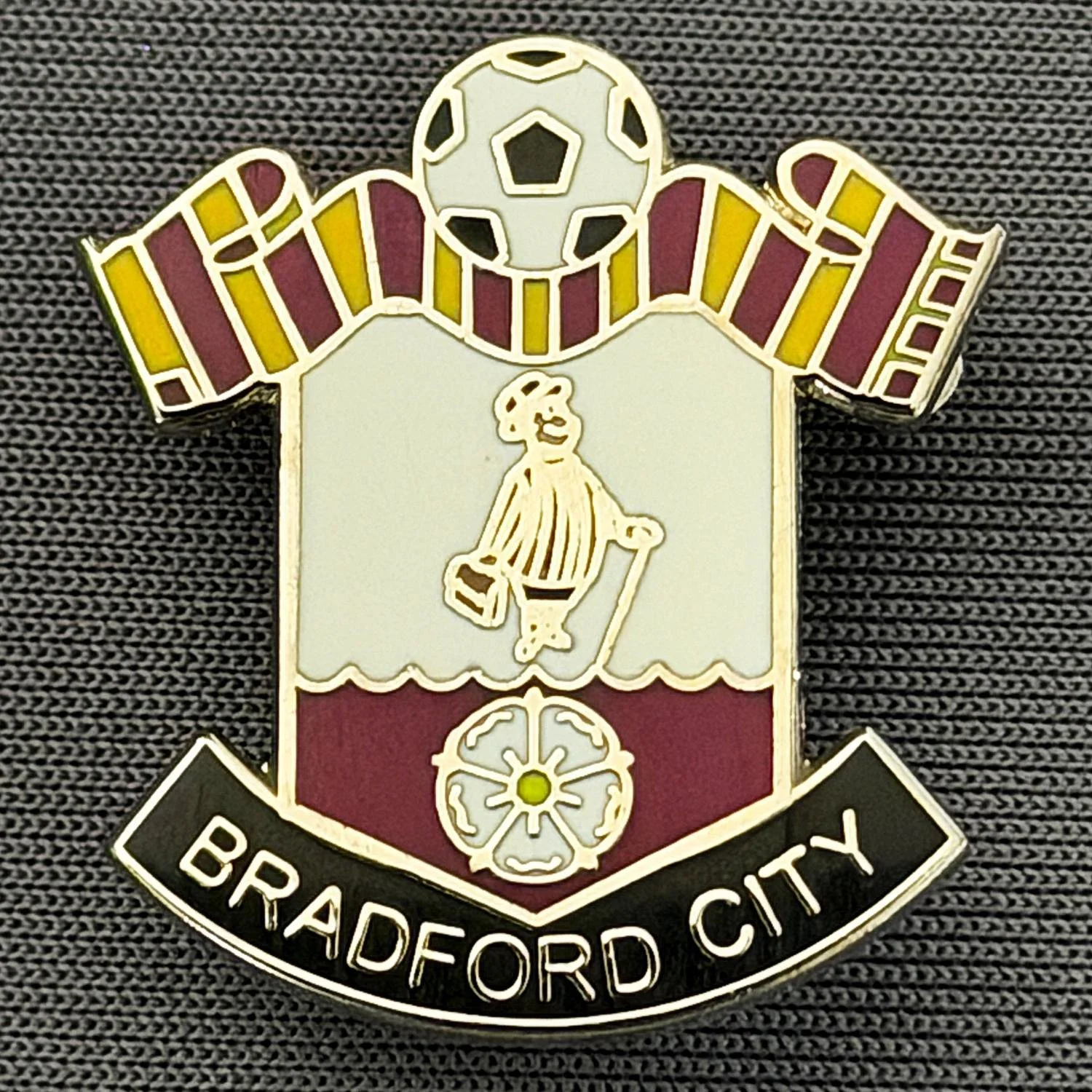 Reference Number: BCMUL020
Size: H 24.2 mm x W 22.3 mm
Pin Type: Brooch Pin
Plating: Silver
Value: £8
Manufacturer: Andy Stokes
Comments: White & Claret City Scarf, City Gent, Yorkshire Rose
