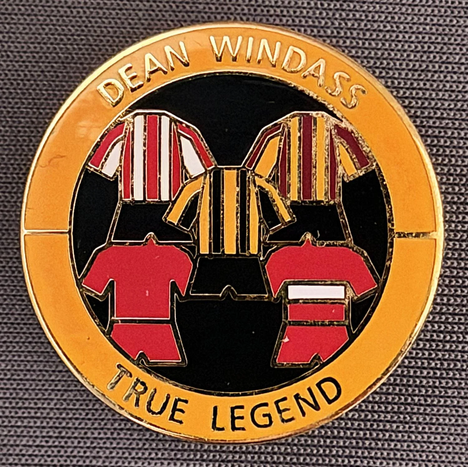 Reference Number: BCUN026
Size: D 26 mm
Pin Type: Brooch Pin
Plating: Gold
Value: £6
Manufacturer: Unknown
Comments: Dean Windass True Legend, Limited Edition 25, Amber & Black, Gold Version